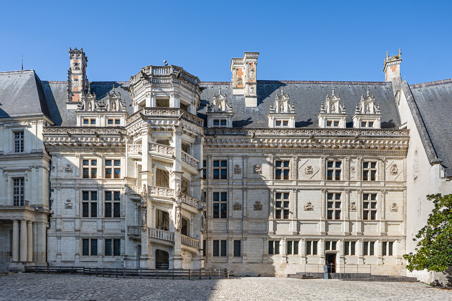 François Ier Wing with monumental external staircase