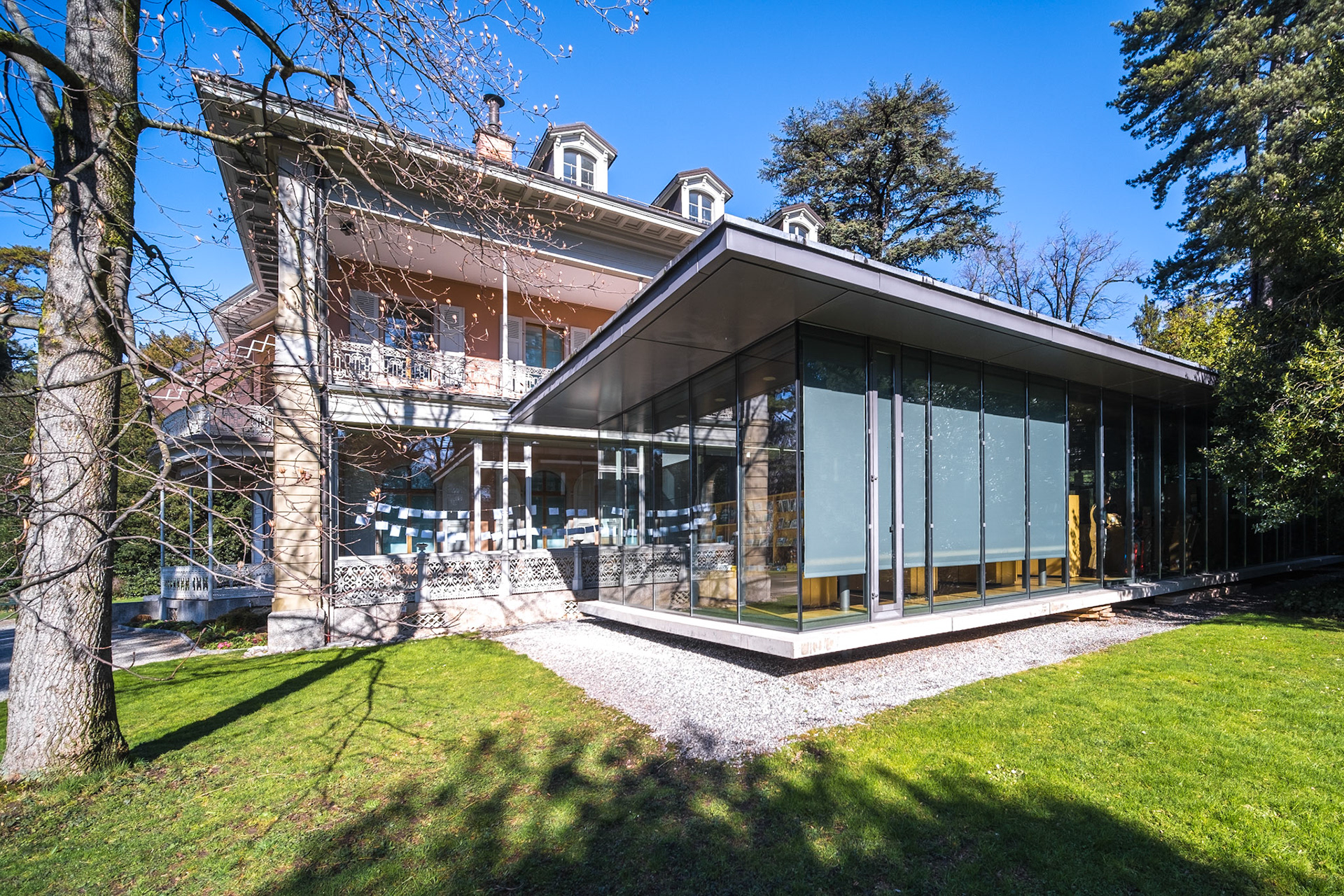 Entrance pavilion and bookstore