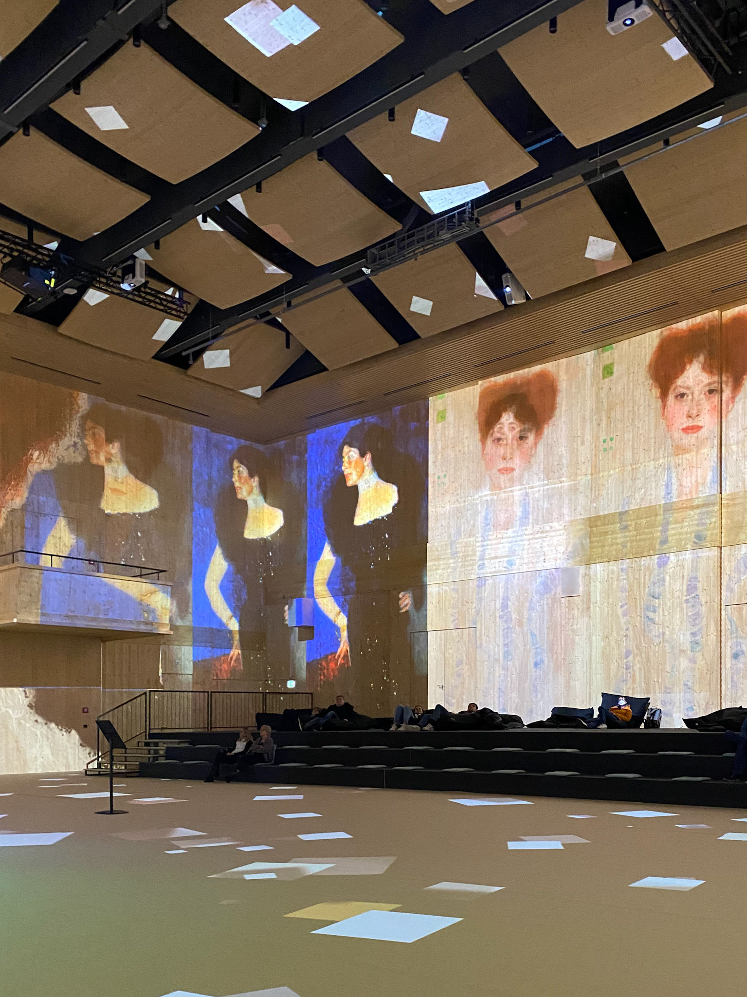 Klimt's Kuss - Spiel mit dem Feuer - photo: Annabelle Franche