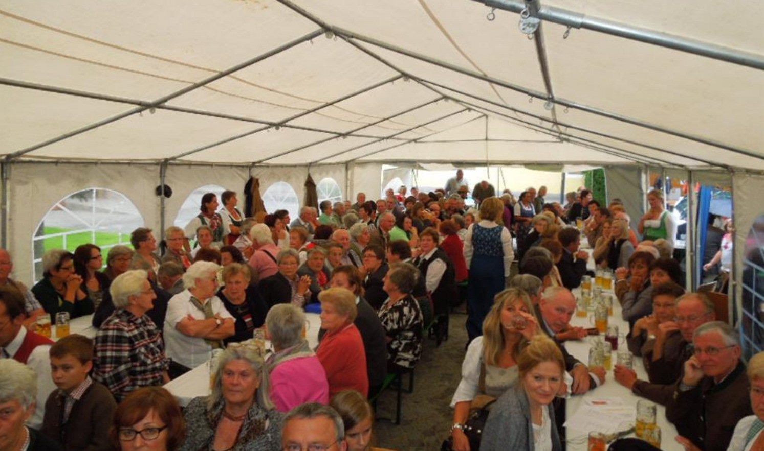 Zeltzubau um mehr Publikum zu fassen (2013)