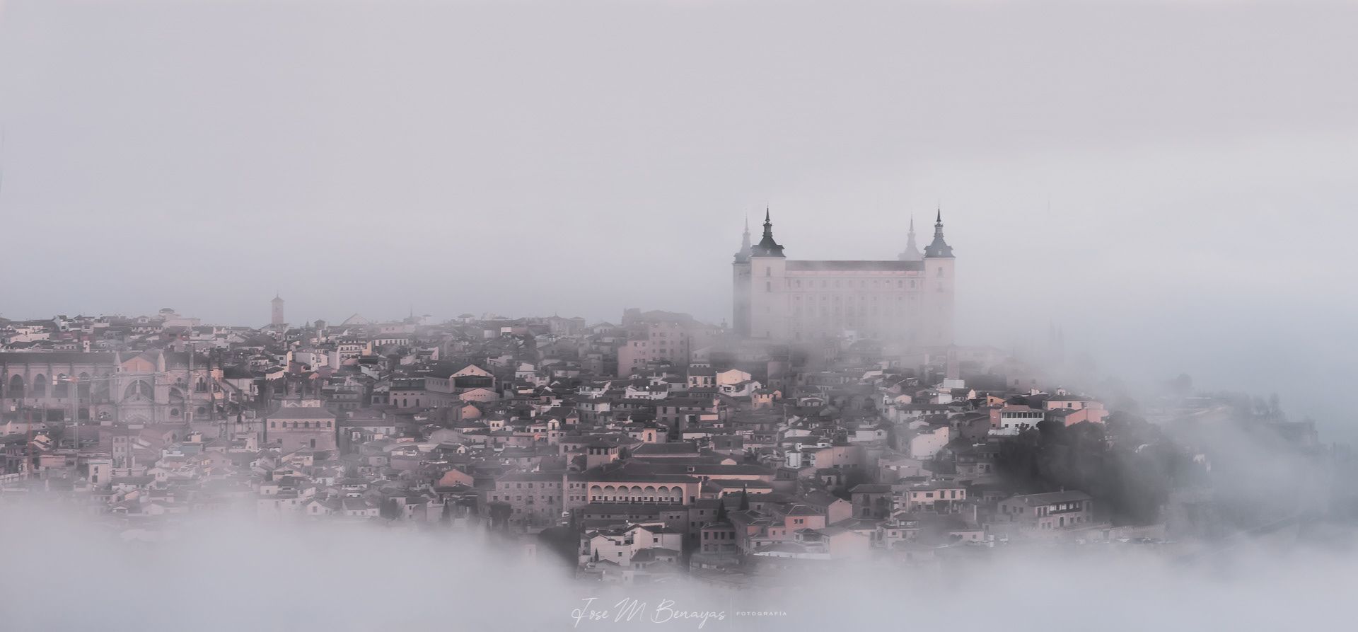 Nº1 : Alcázar de Toledo entre niebla. 300ppp. Toma única