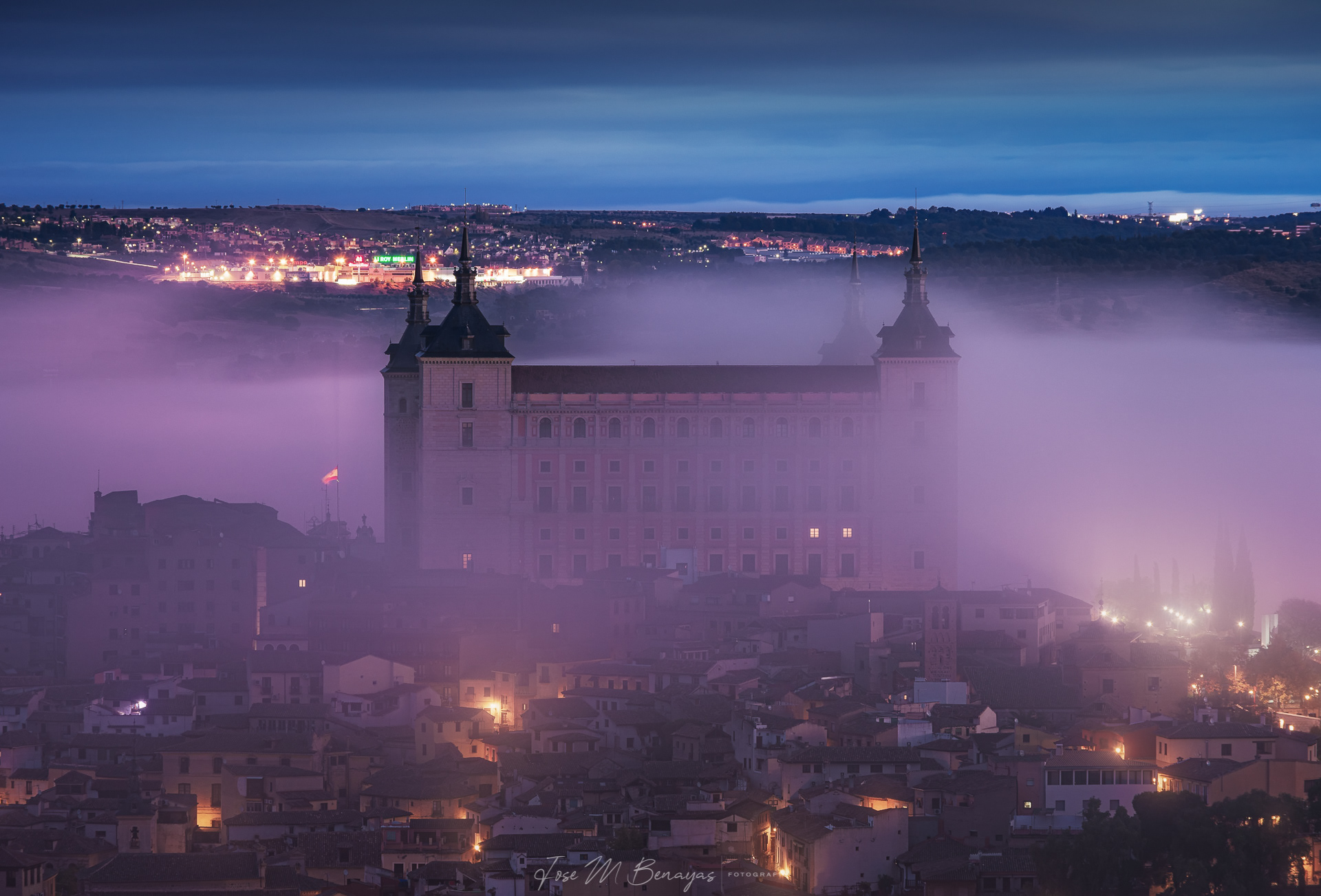 Nº15 :Alcázar de Toledo entre niebla (2).300ppp. Toma única