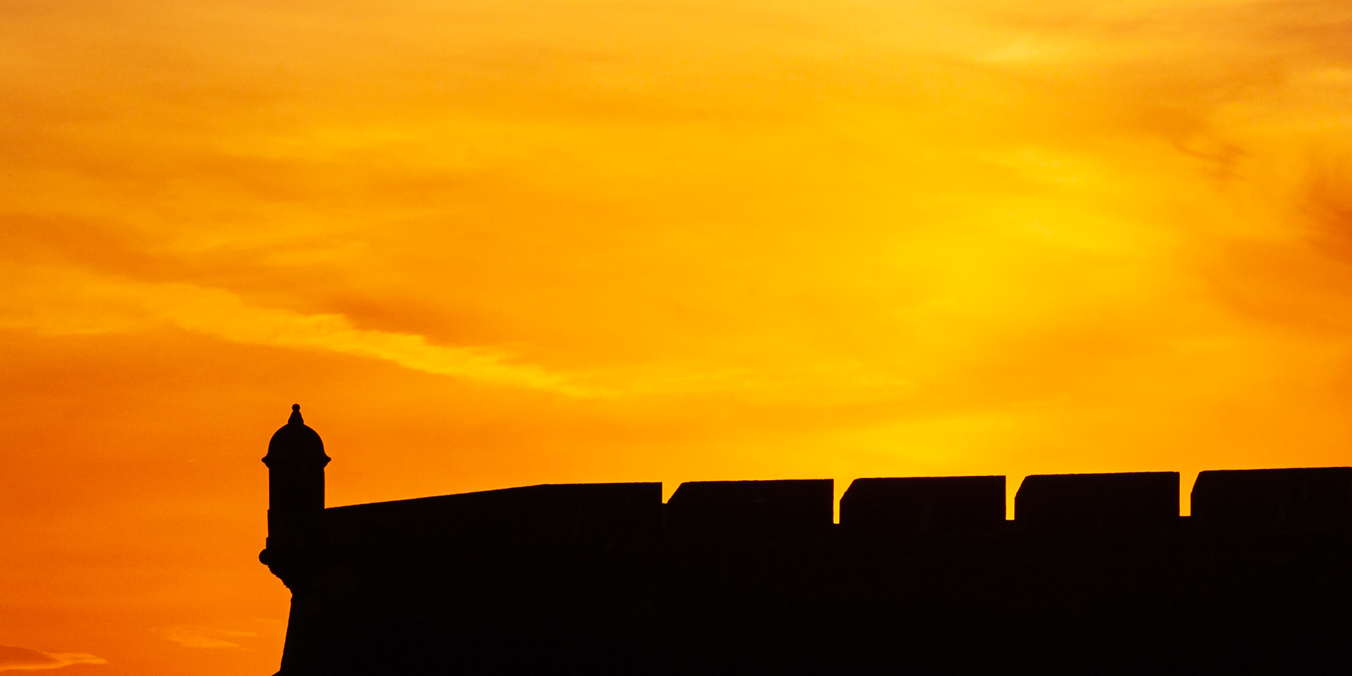 Silueta de garita y muralla del Castillo San Felipe del Morro en el atardecer. San Juan, Puerto Rico.