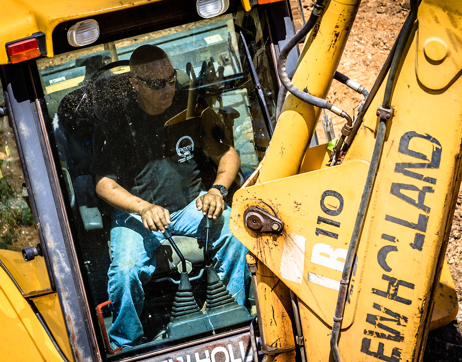 Operador de equipo pesado. Arecibo, Puerto Rico.