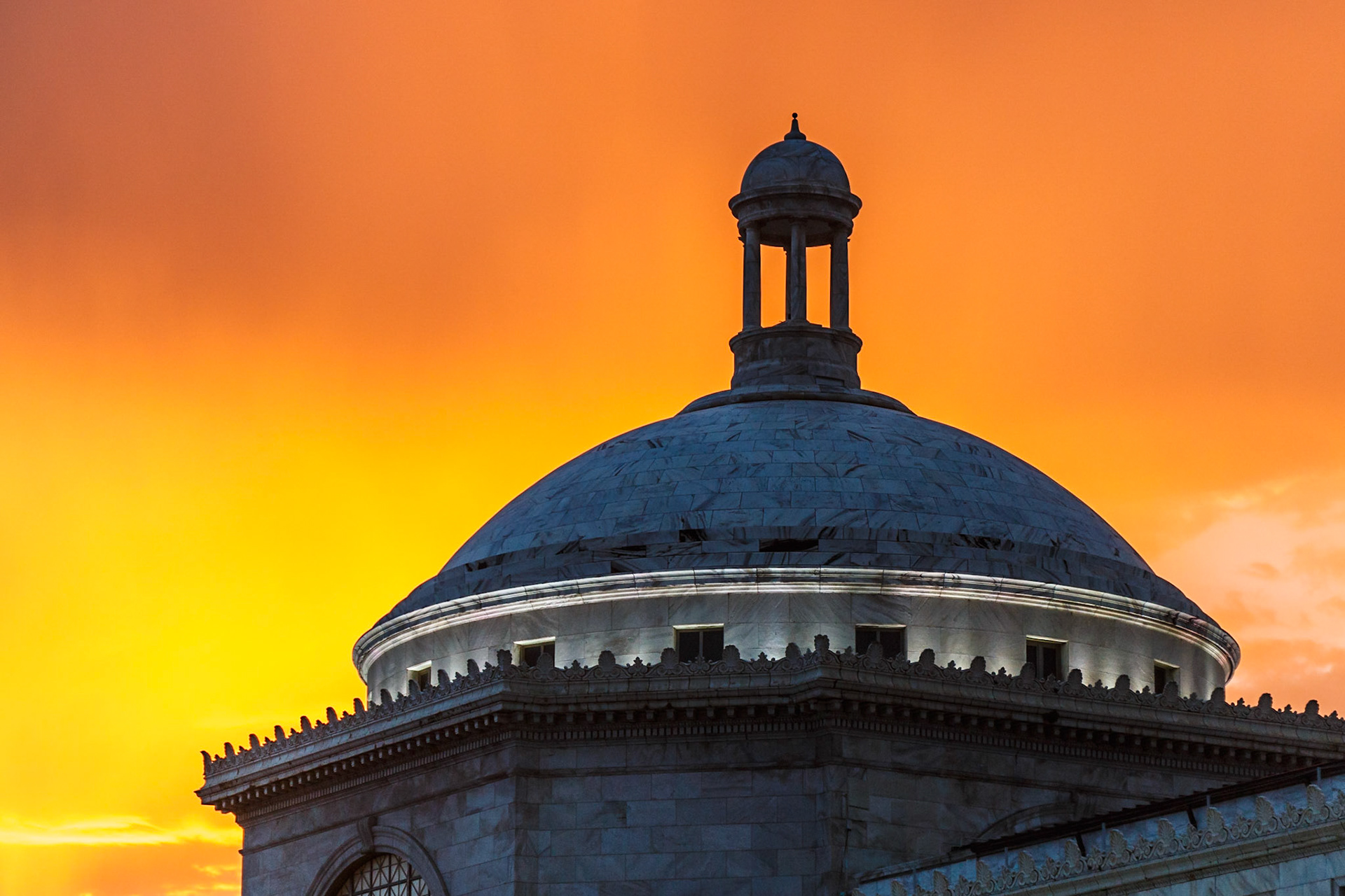 Cúpula de El Capitolio frente a un atardecer intenso. San Juan, PR.