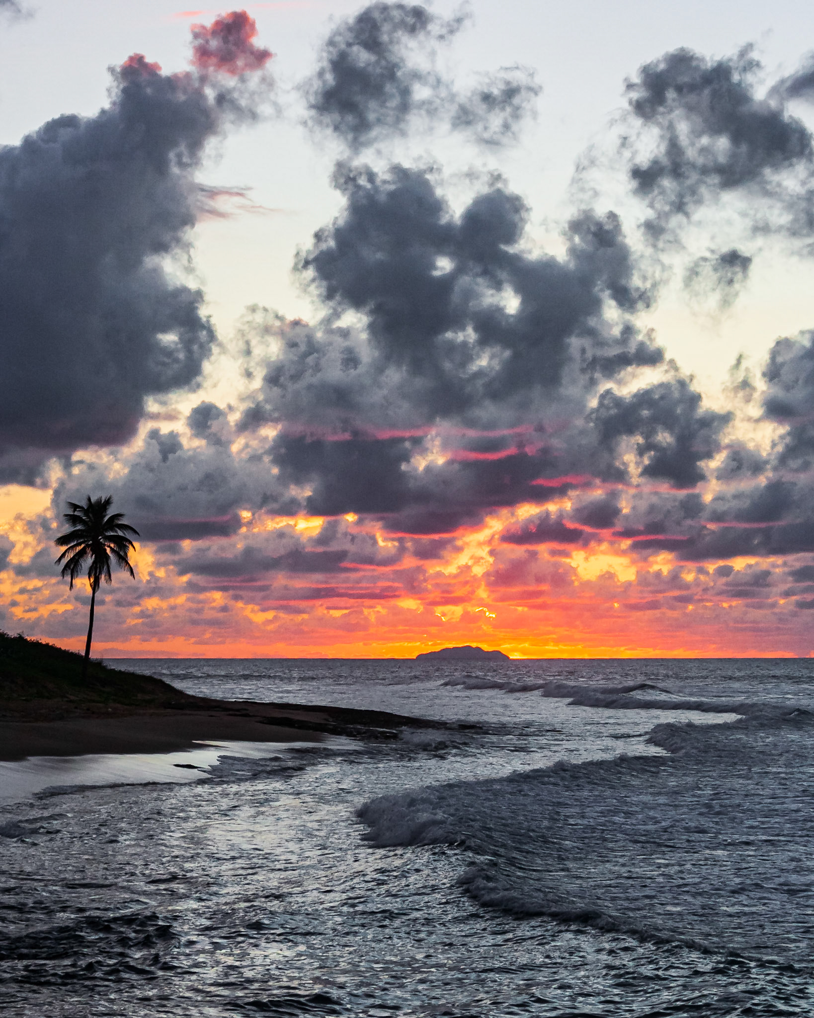 Atardecer sobre la isla Desecheo. Aguadilla, Puerto Rico.