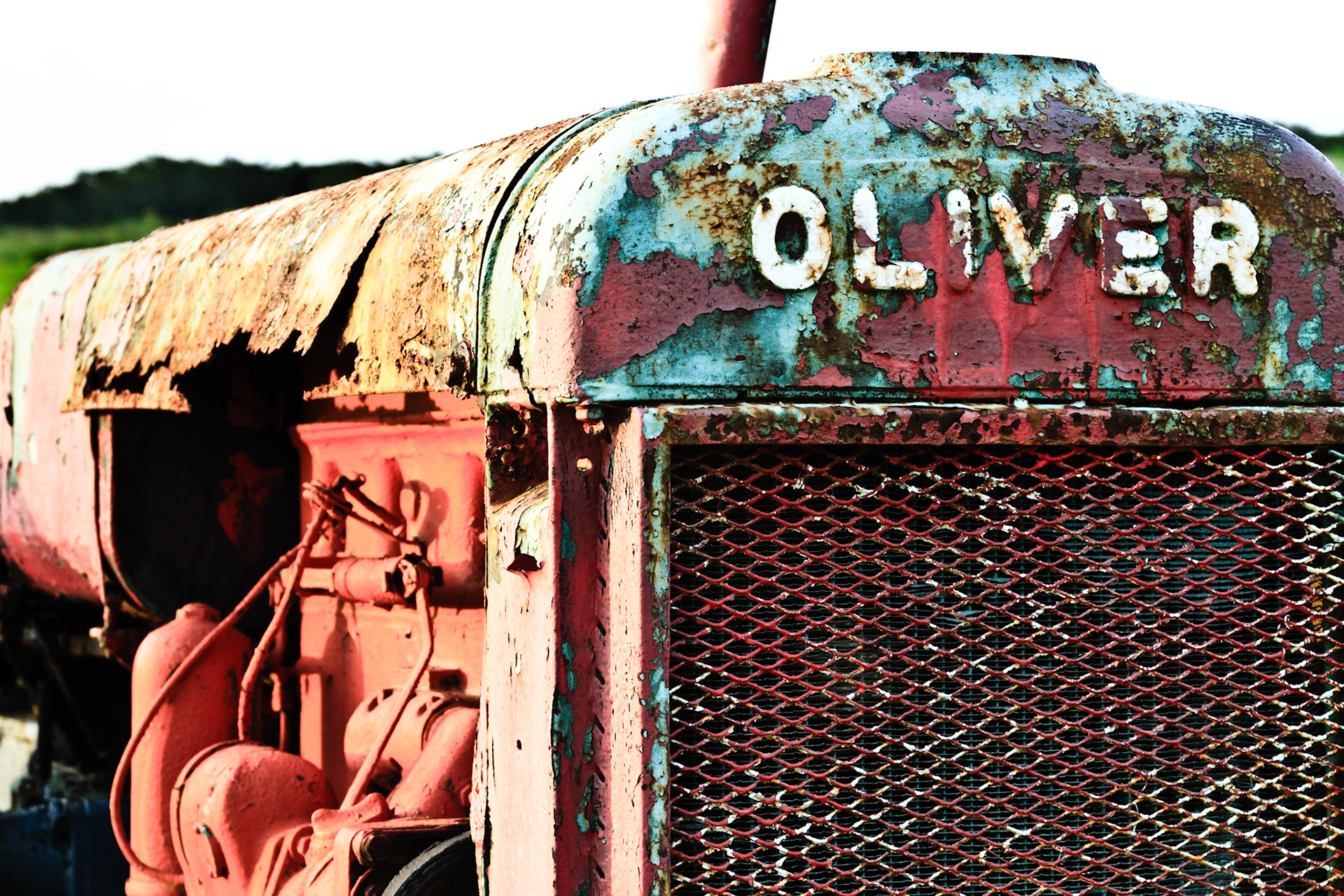 Frente de un tractor corroído.