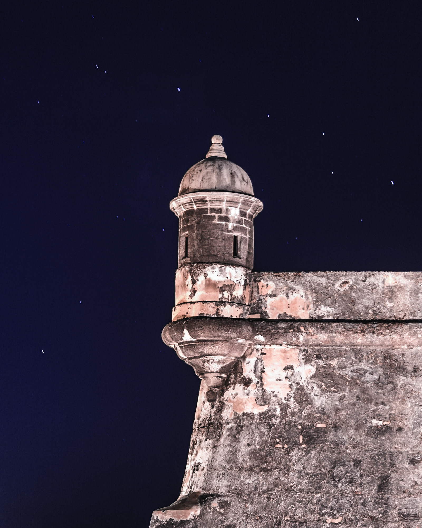Garita del Cartillo San Felipe del Morro en la noche.
