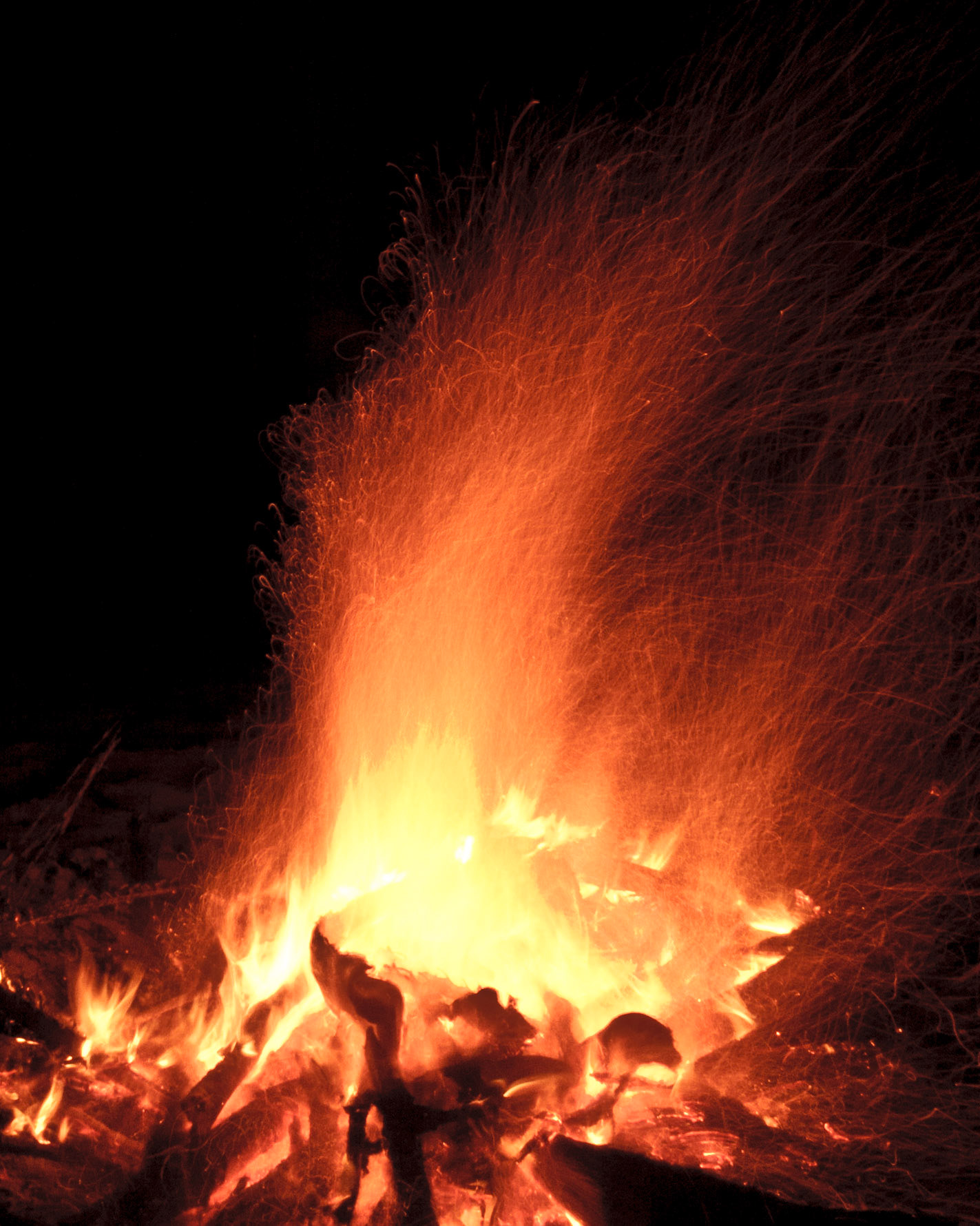 Fogata en la arena de noche. Camuy, Puerto Rico