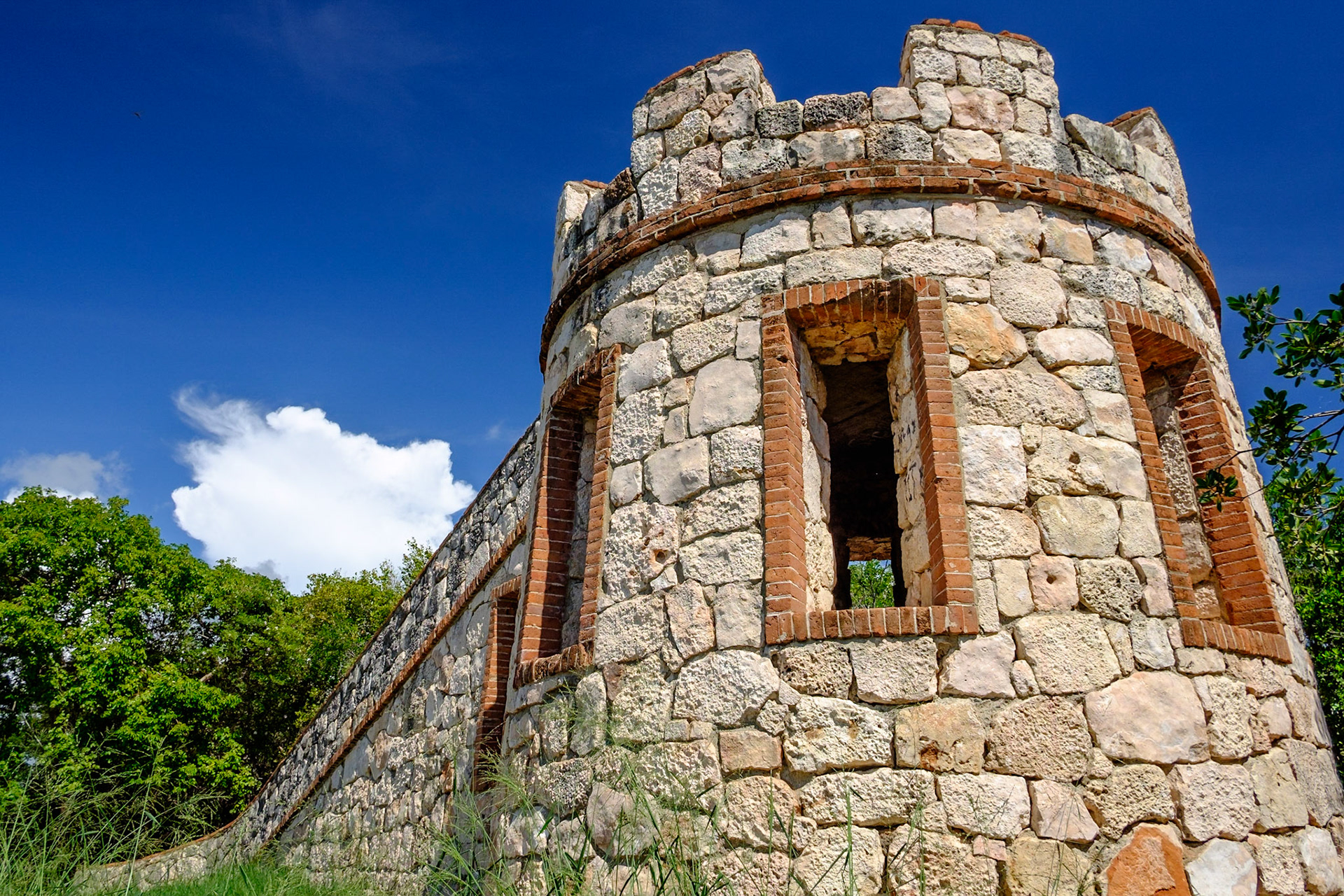 Ruinas de la torre de vigilancia Fuerte Caprón. Construida en 1898. Guánica, PR.