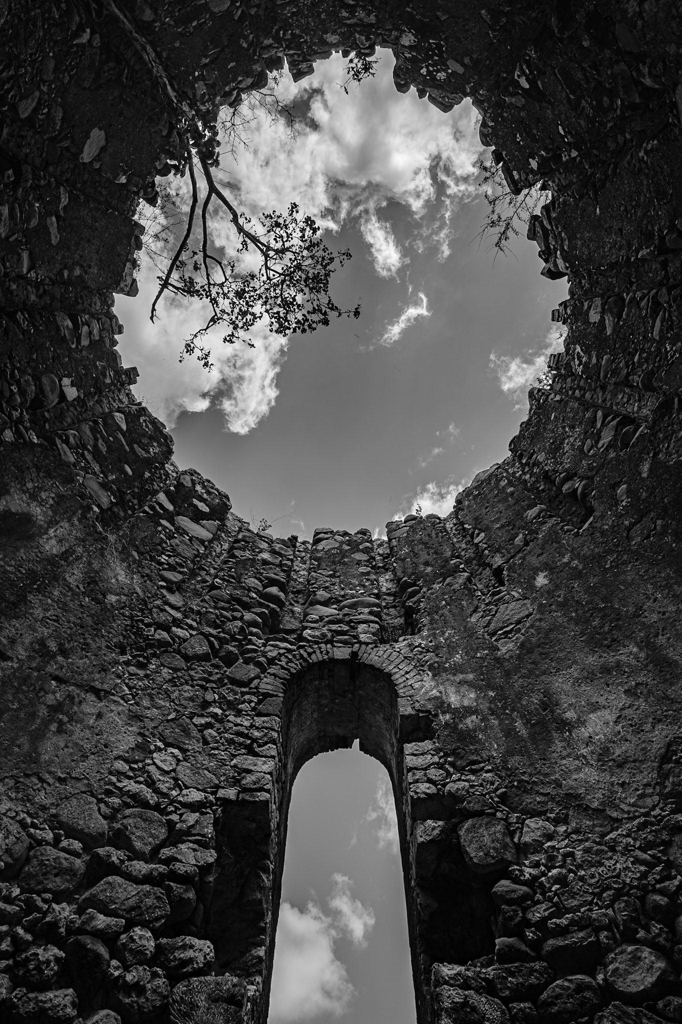 Vista en ángulo contrapicado del interior de un antiguo molino. Arroyo, PR.