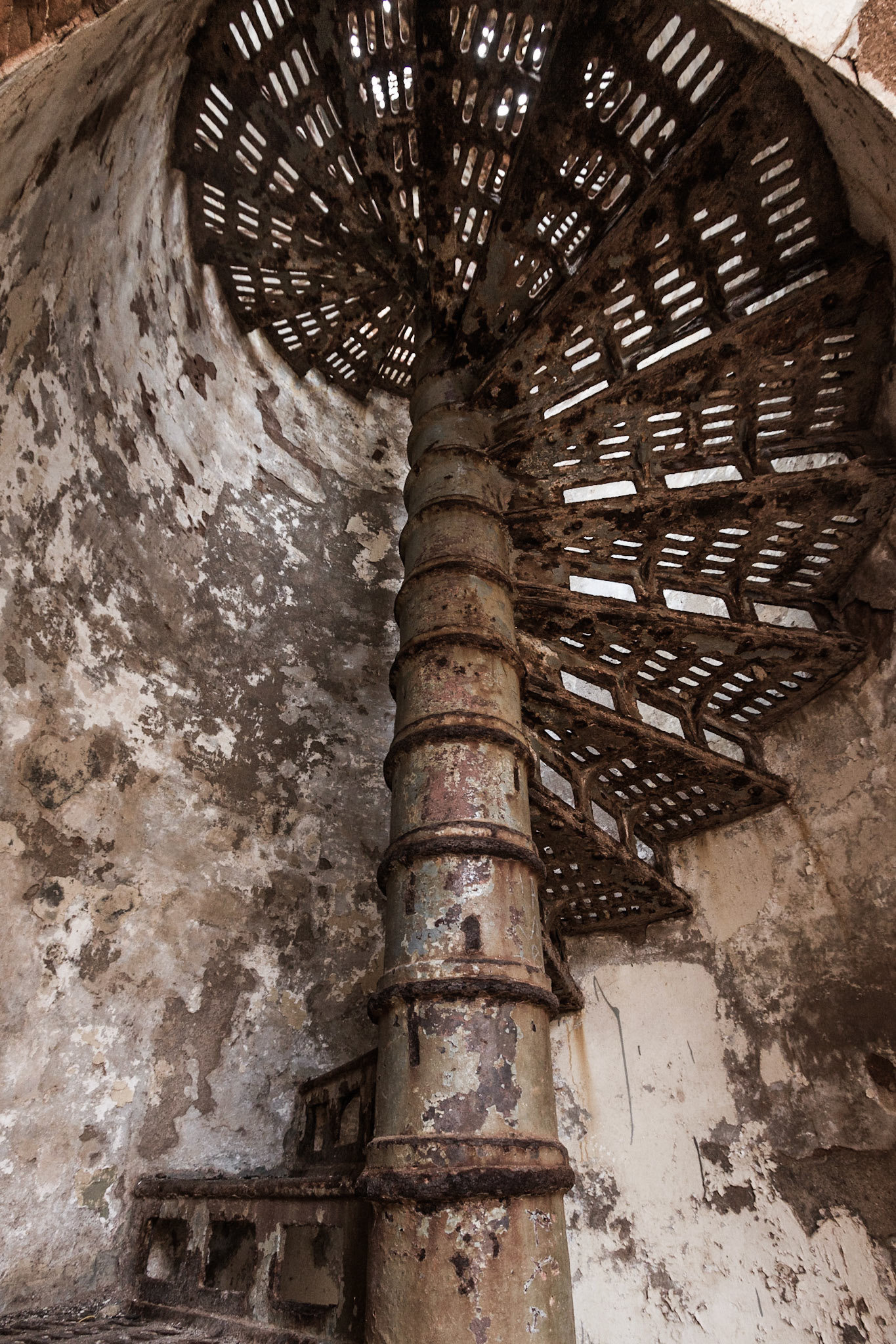 Escalera en espiral de metal corroído.