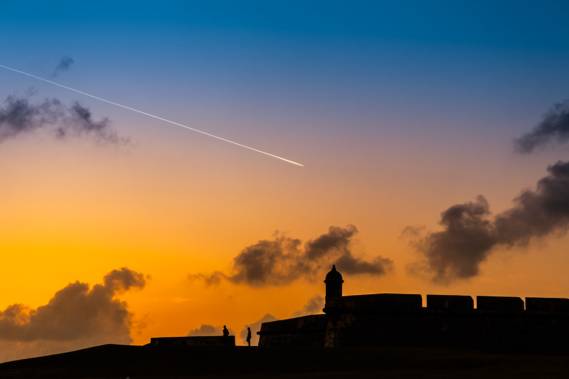 Avión pasando sobre la muralla del Castillo San Felipe del Morro. San Juan, Puerto Rico.