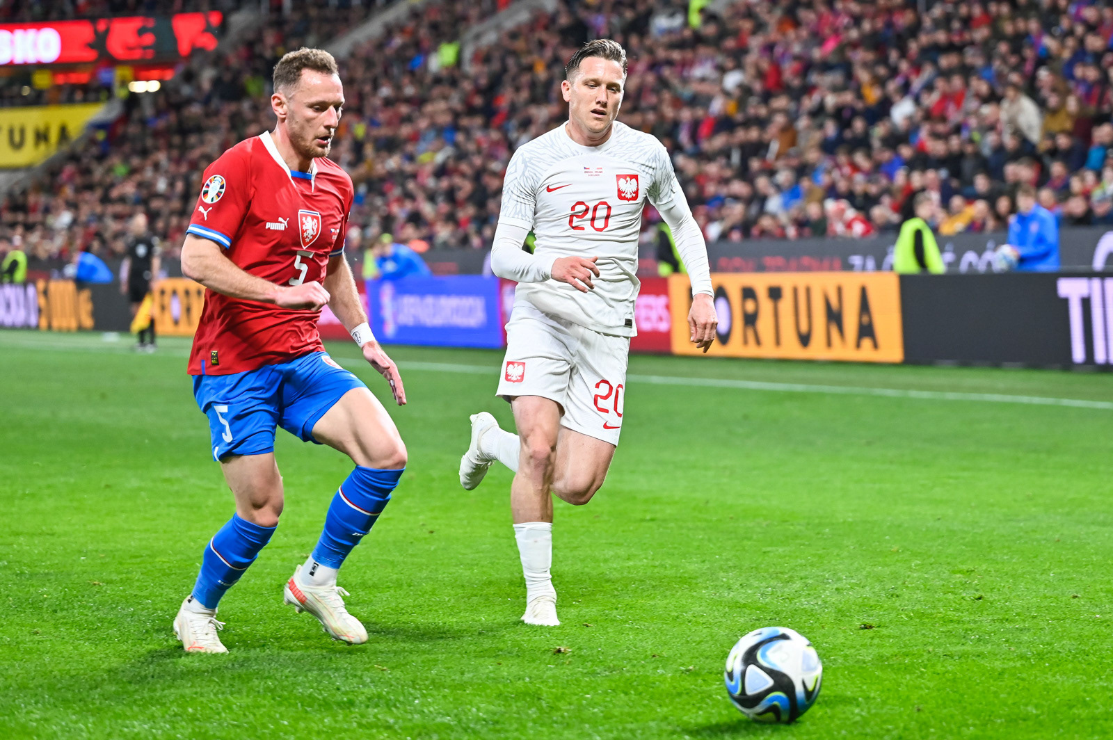 Eliminacje Euro 2024: Czechy - Polska 3:1. N/z Piotr Zieliński