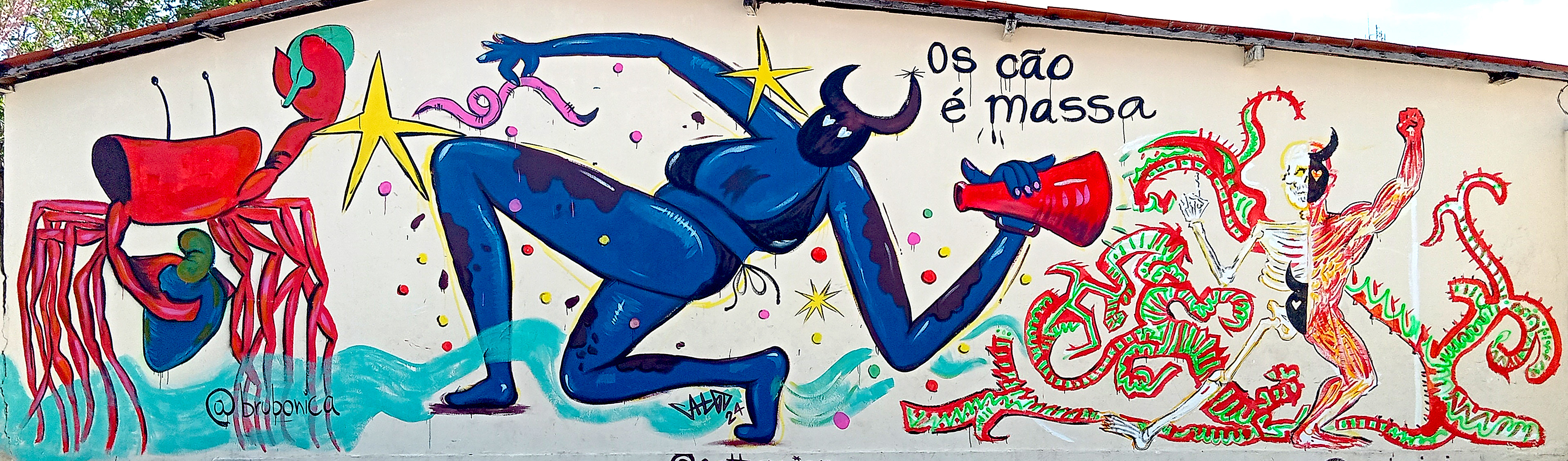 Finalizado, com uma arte não planejada à direita. Da esquerda pra direita Bruna, Catão e Vinicius.