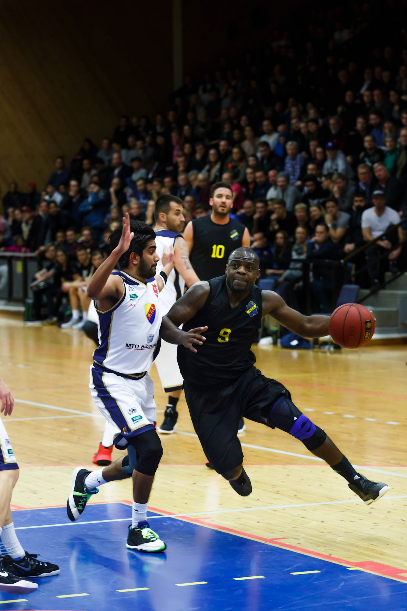 Big basket derby in Stockholm Solna, the two biggest clubs have founded basketball teams, and this was the first time they met. AIK got the victory, 72-70. After an AIK domination most of the game, DIF came back and almost made it a tie in the end.