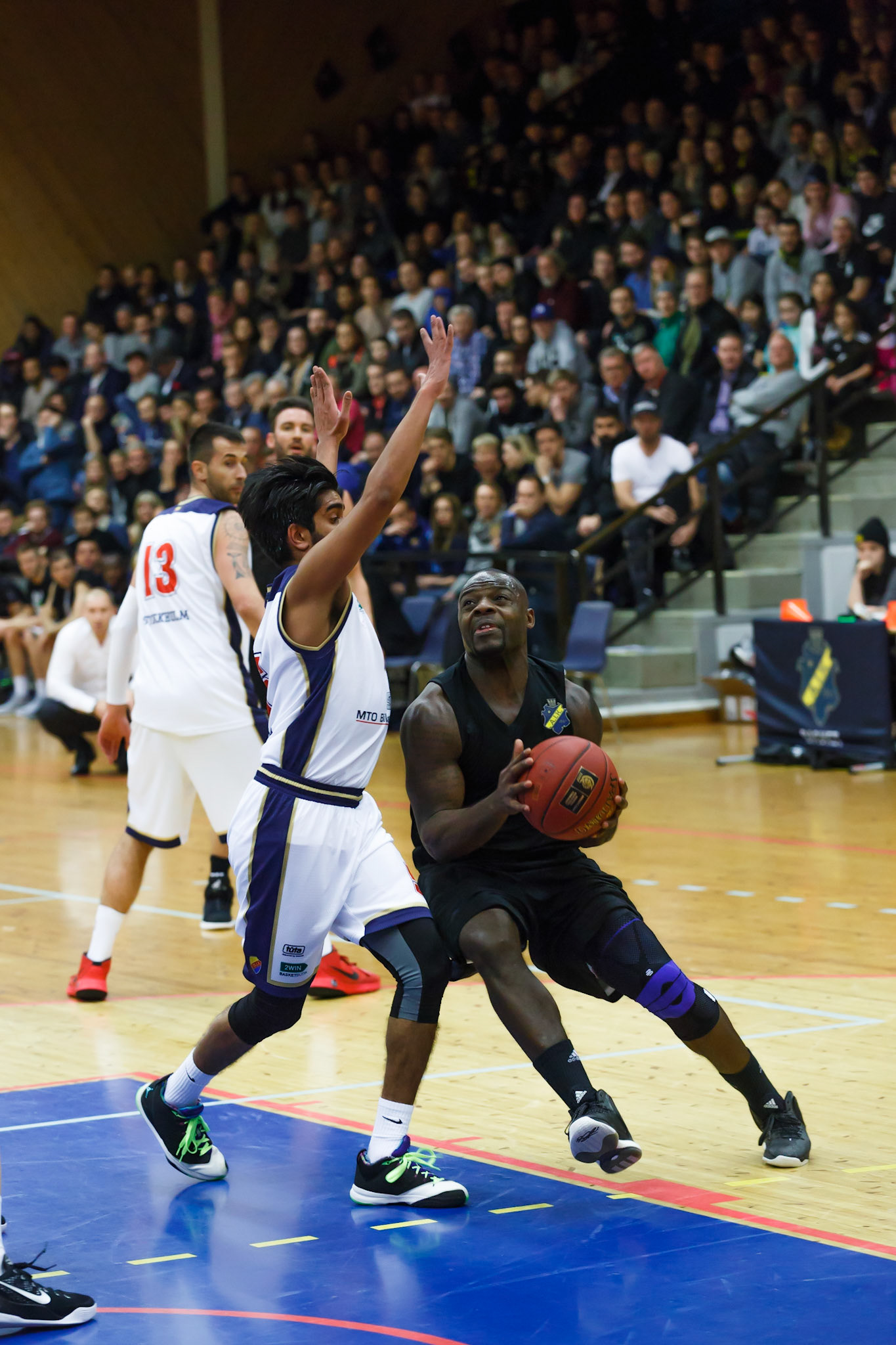 Big basket derby in Stockholm Solna, the two biggest clubs have founded basketball teams, and this was the first time they met. AIK got the victory, 72-70. After an AIK domination most of the game, DIF came back and almost made it a tie in the end.