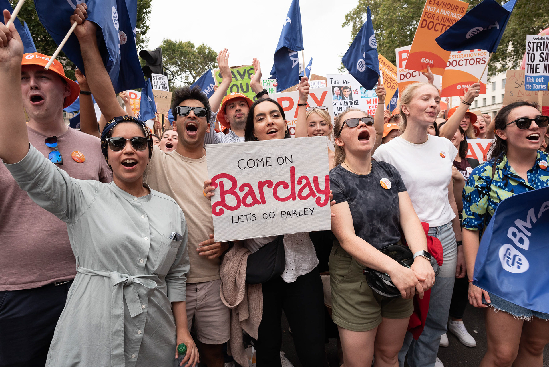 Placard calling on Health Minister Steve Barclay to negotiate with striking juniors doctors. © Ron Fassbender