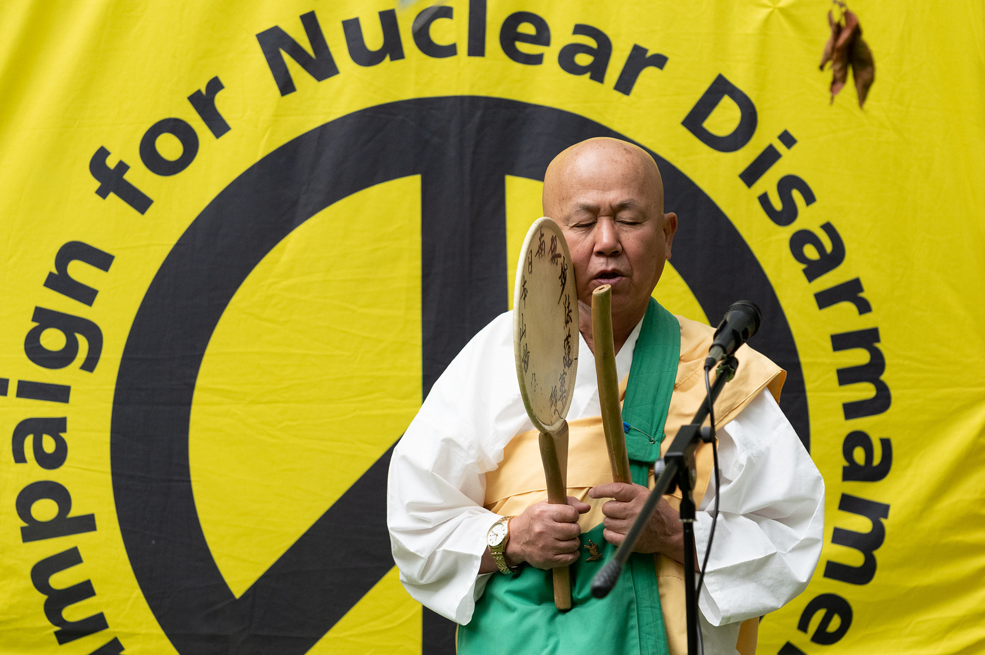 Buddhist Reverend Gyoro Nagase chants for peace at the Hiroshima Day gathering © Ron Fassbender