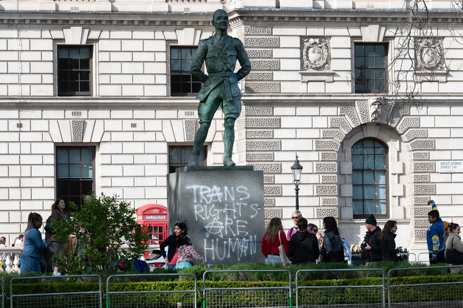 Statue of Afrikaner Jan Smuts defaced © Ron Fassbender