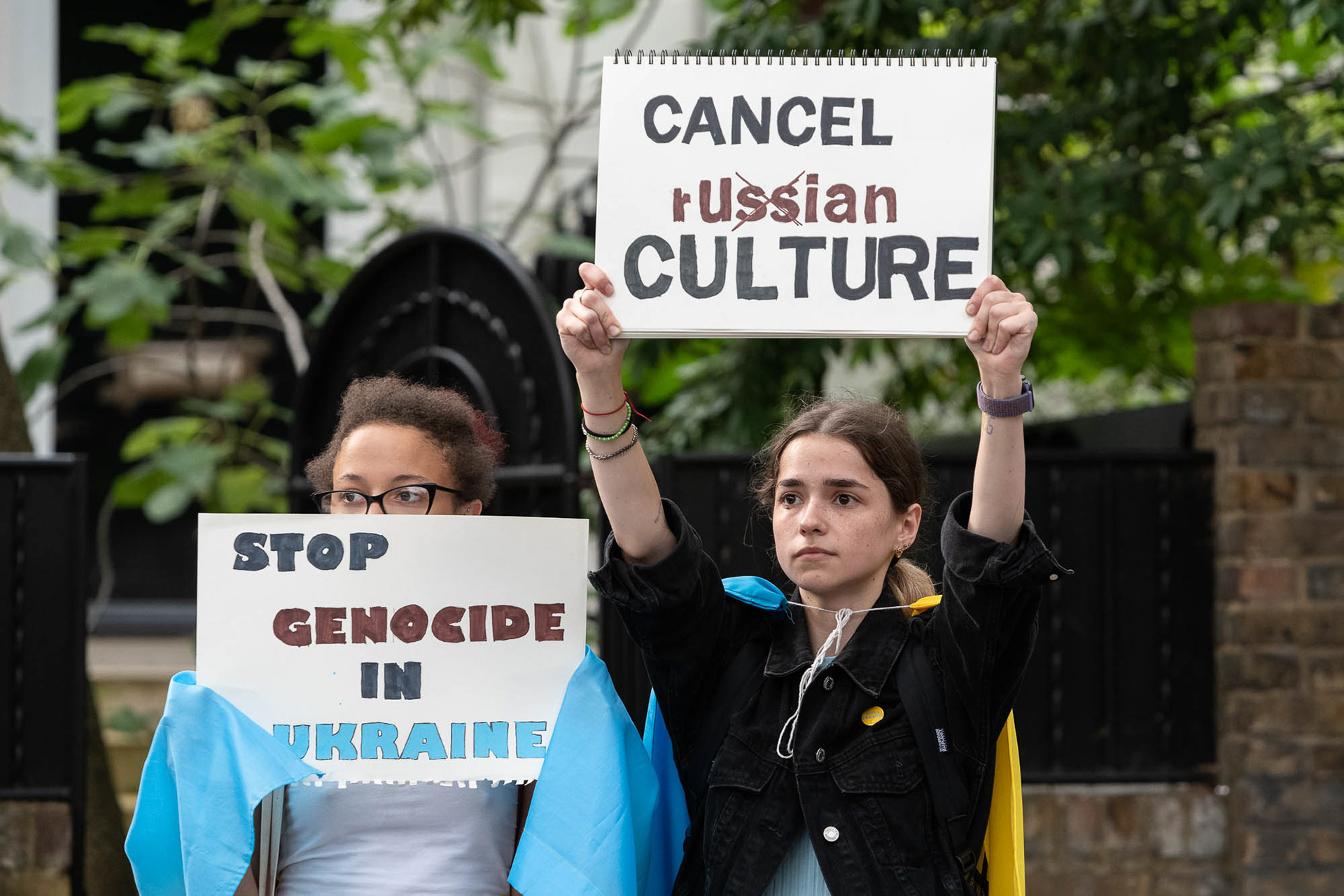 Two women hold placards at Ukraine's Independence day rally in London. © Ron Fassbender