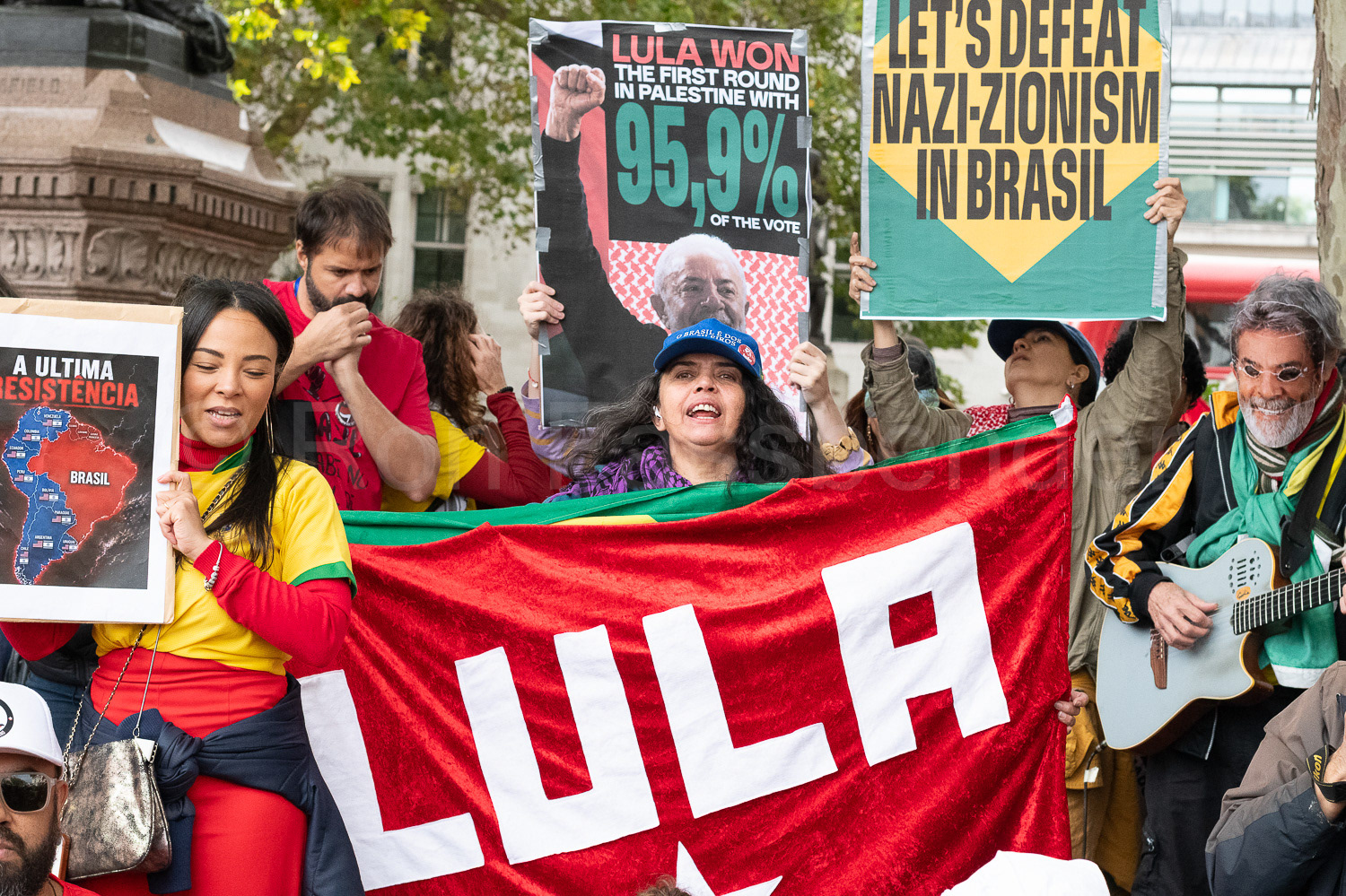 Lula supporters rally in London © Ron Fassbender