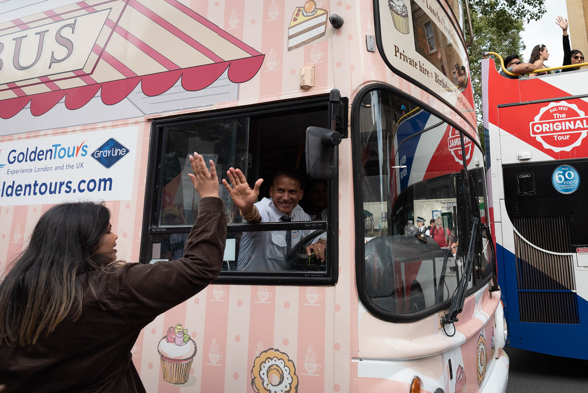 A bus driver high fives a striking junior doctor. © Ron Fassbender