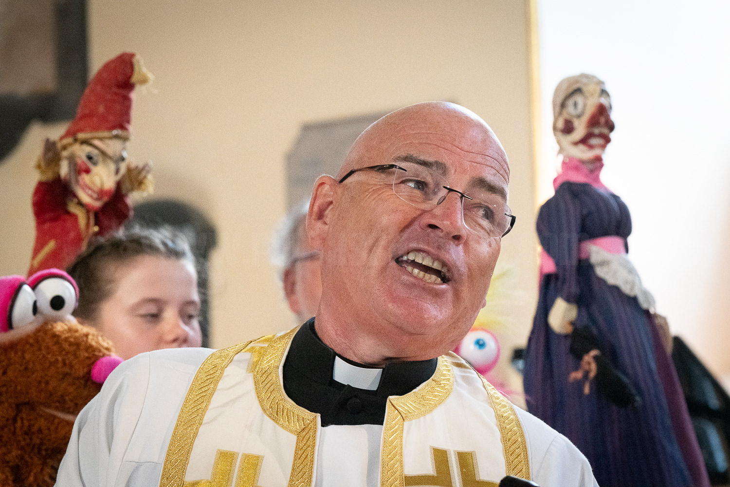 Reverend Simon Grigg leads the singing during a Puppet Service at St Paul's Church in Covent Garden © Ron Fassbender