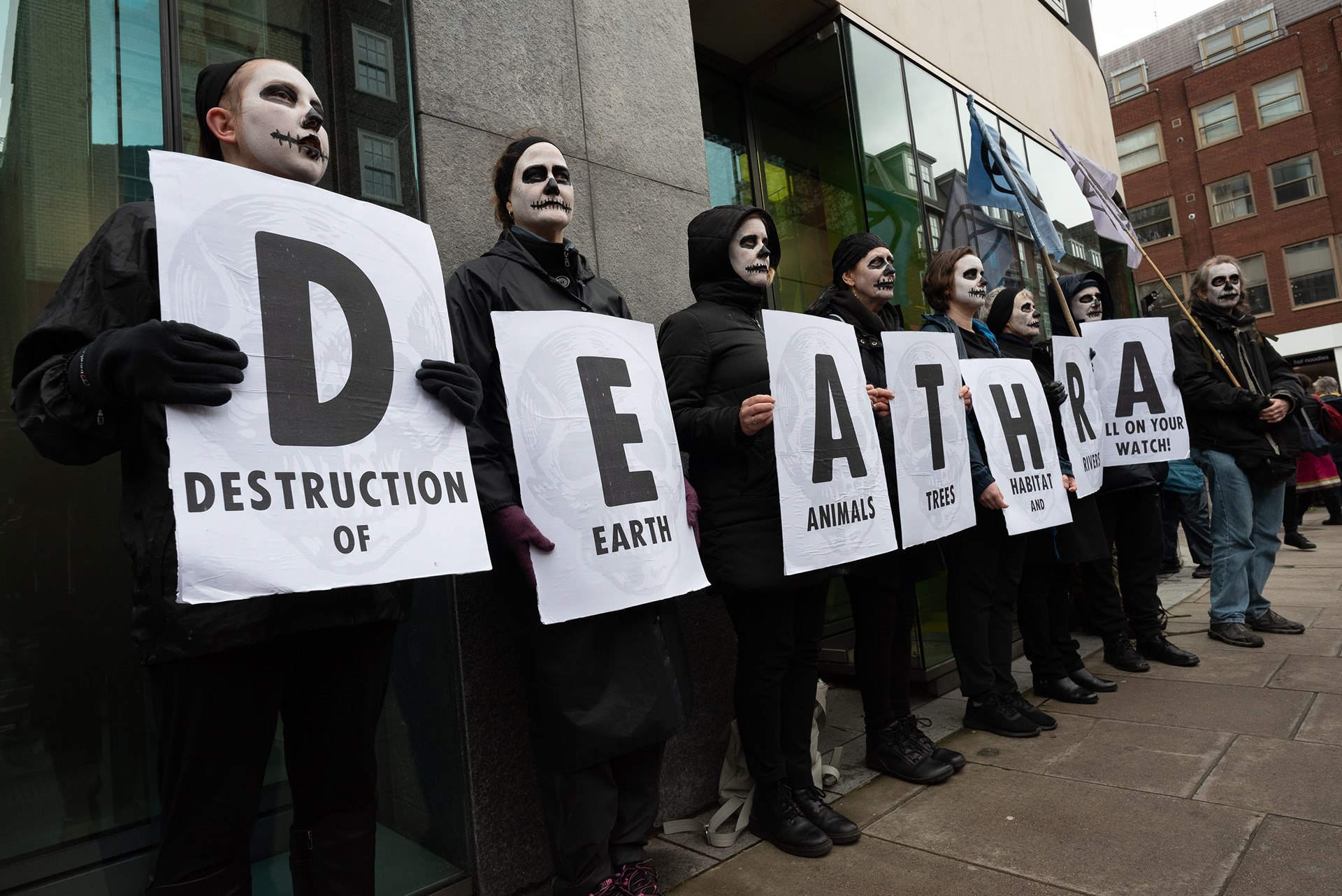 DEATHRA outside the offices of Defra © Ron Fassbender