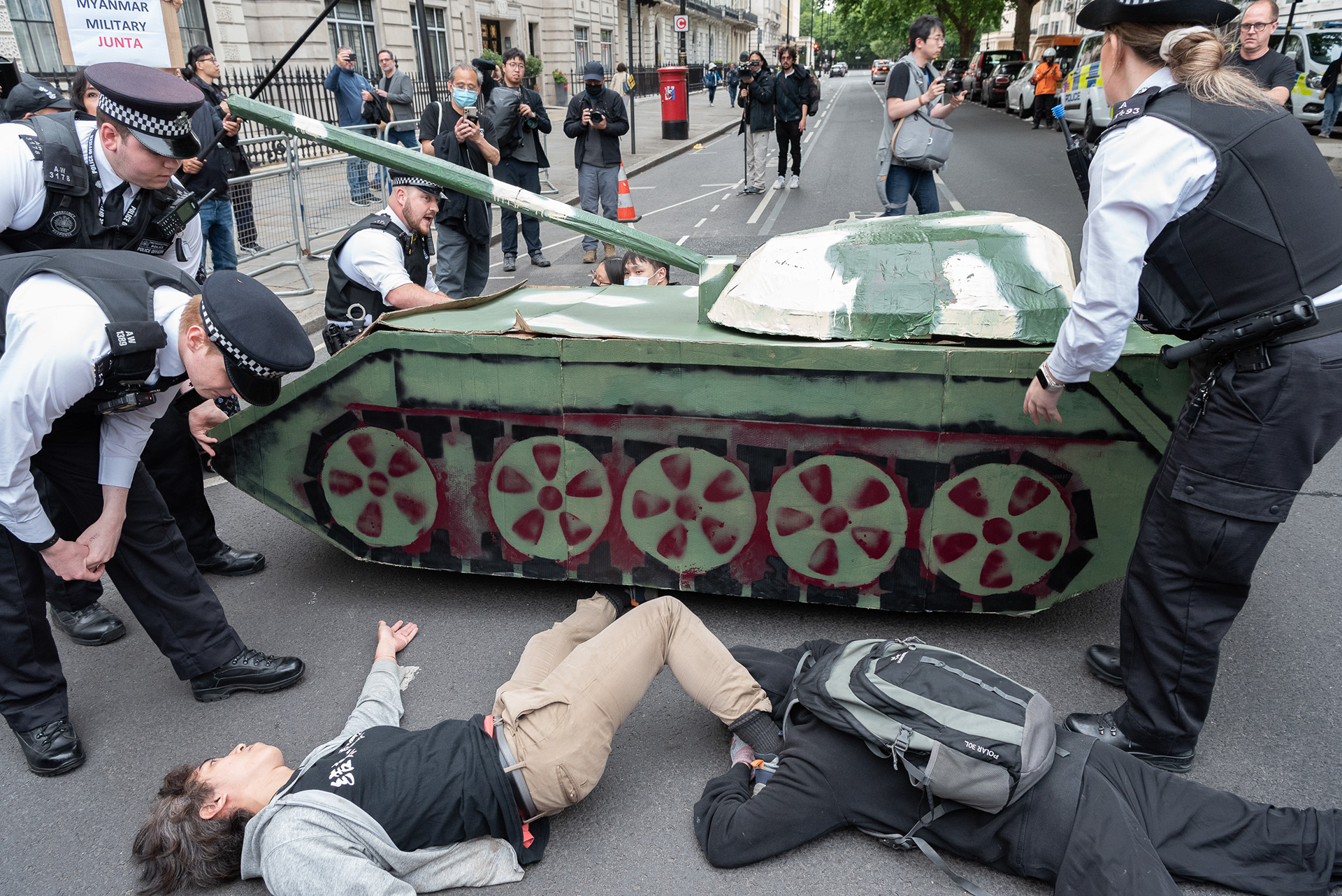 Police attempt to move Chinese diaspora re-enacting the Tiananmen Square massacre outside the Chinese Embassy in London. © Ron Fassbender