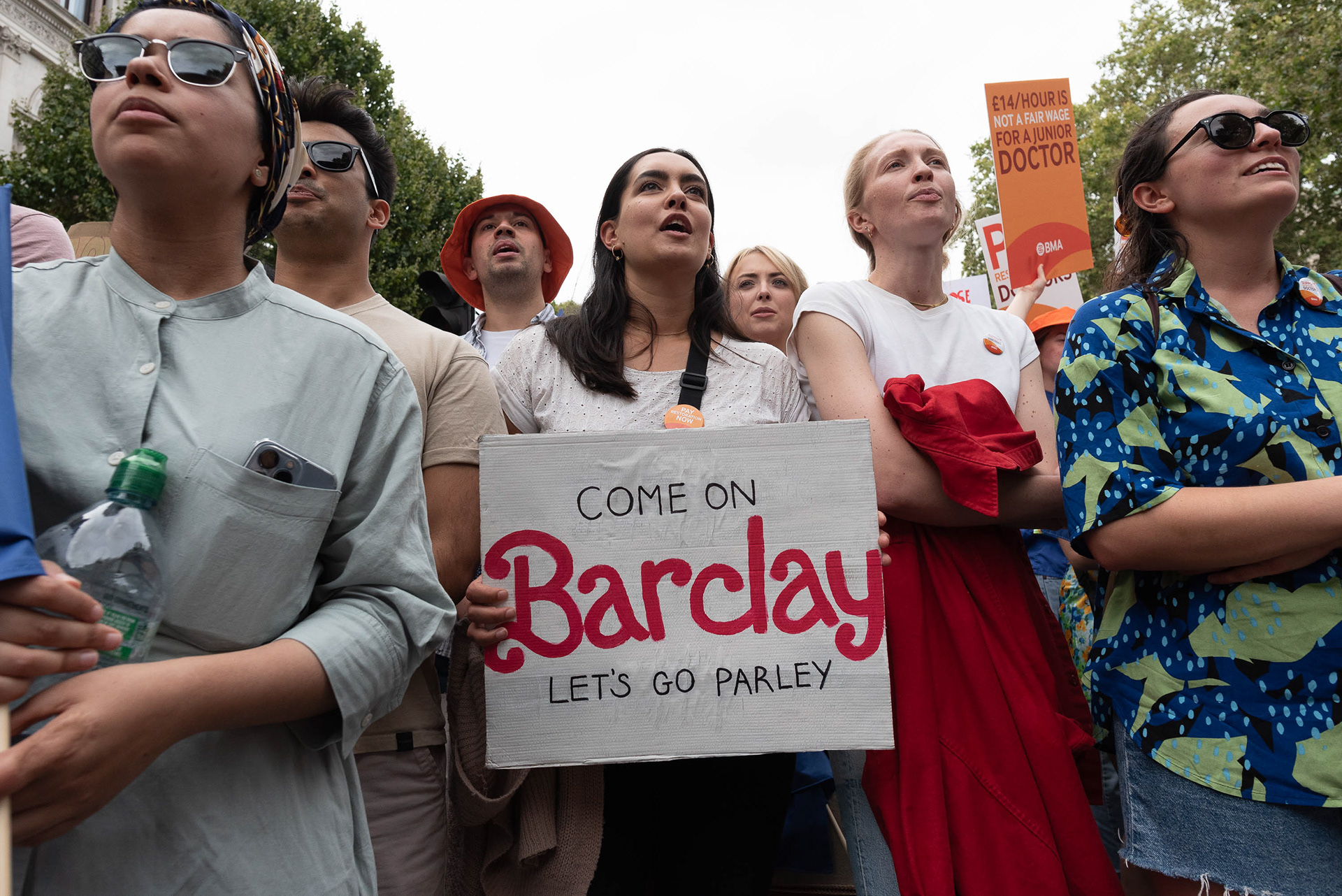 Placard calling on Health Minister Steve Barclay to negotiate with striking juniors doctors. © Ron Fassbender