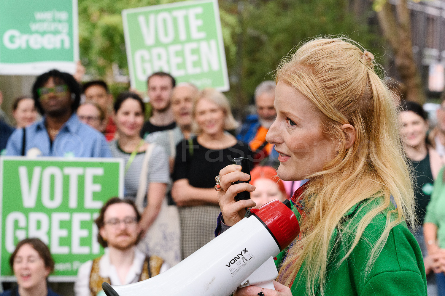 Hannah Spencer MP addresses Green Party volunteers © Ron Fassbender