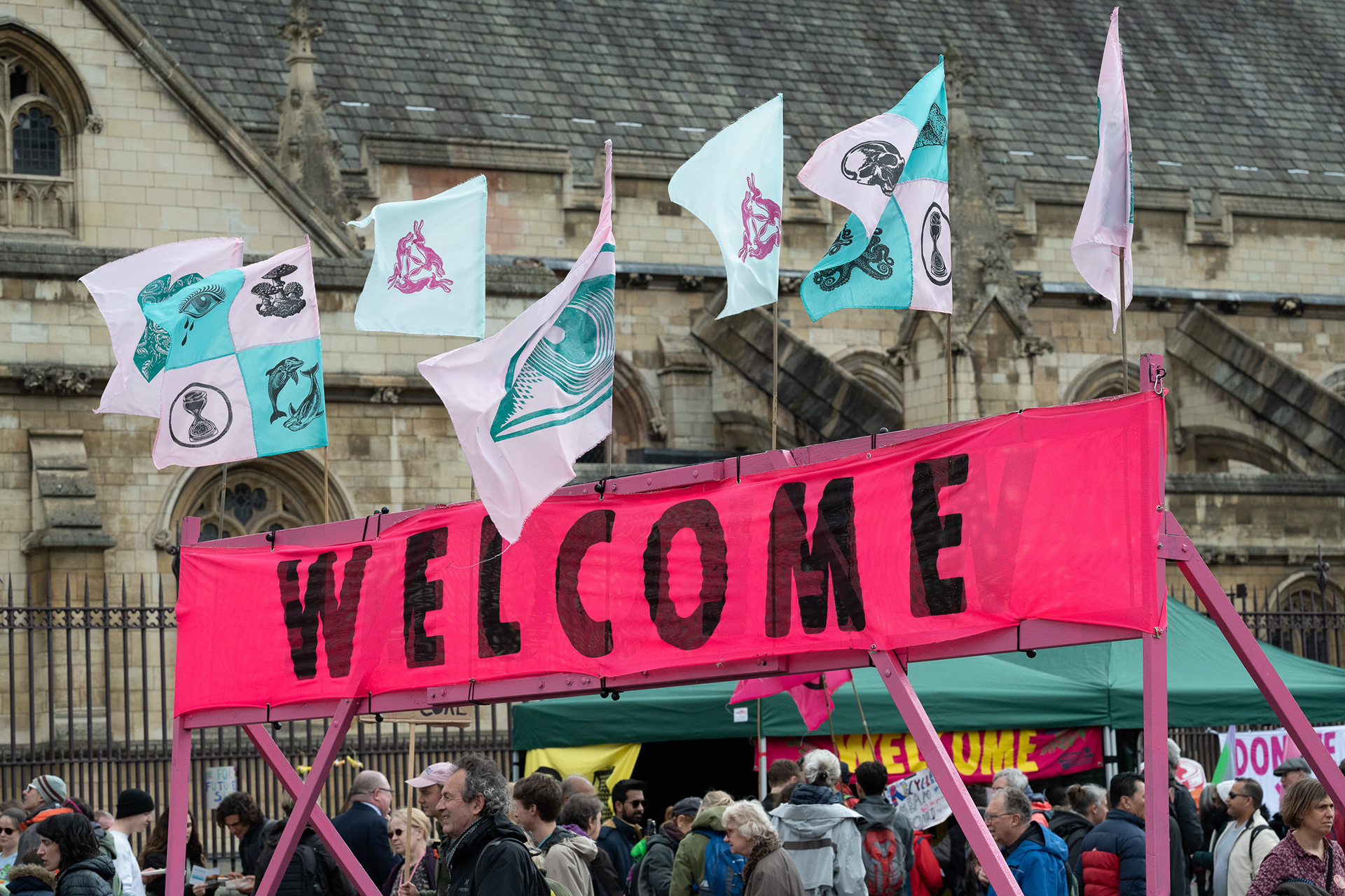 Welcome sign in Parliament Square © Ron Fassbender