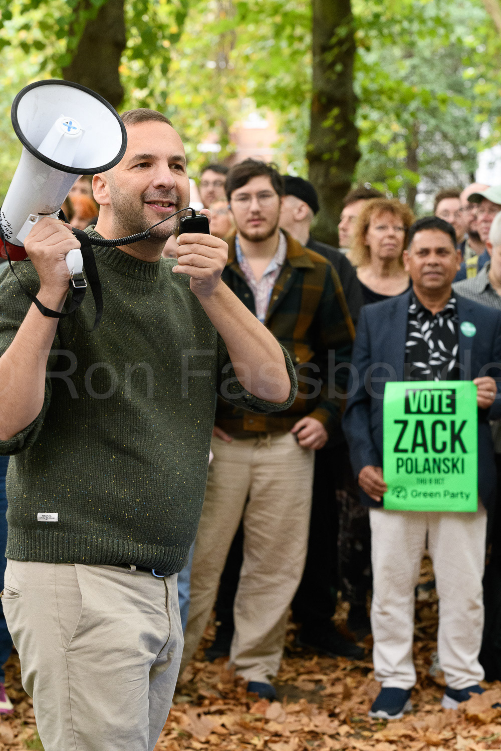 Zack Polanski addresses supporters © Ron Fassbender
