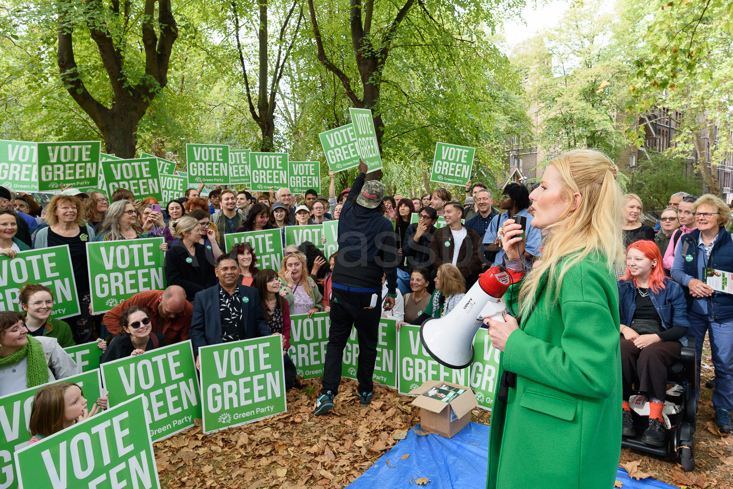 Hannah Spencer MP addresses Green Party volunteers © Ron Fassbender