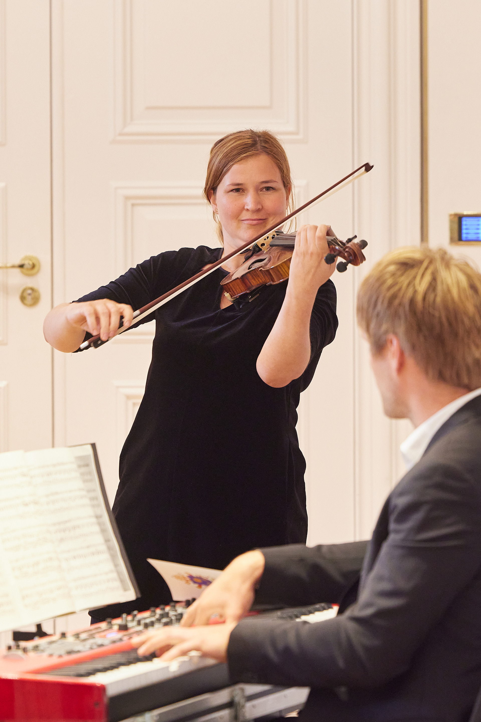 Fotograf: Klaus D. Wolf, festliche Umrahmung mit klassischer Musik, zusammen mit Geigerin Nina Steinemann
