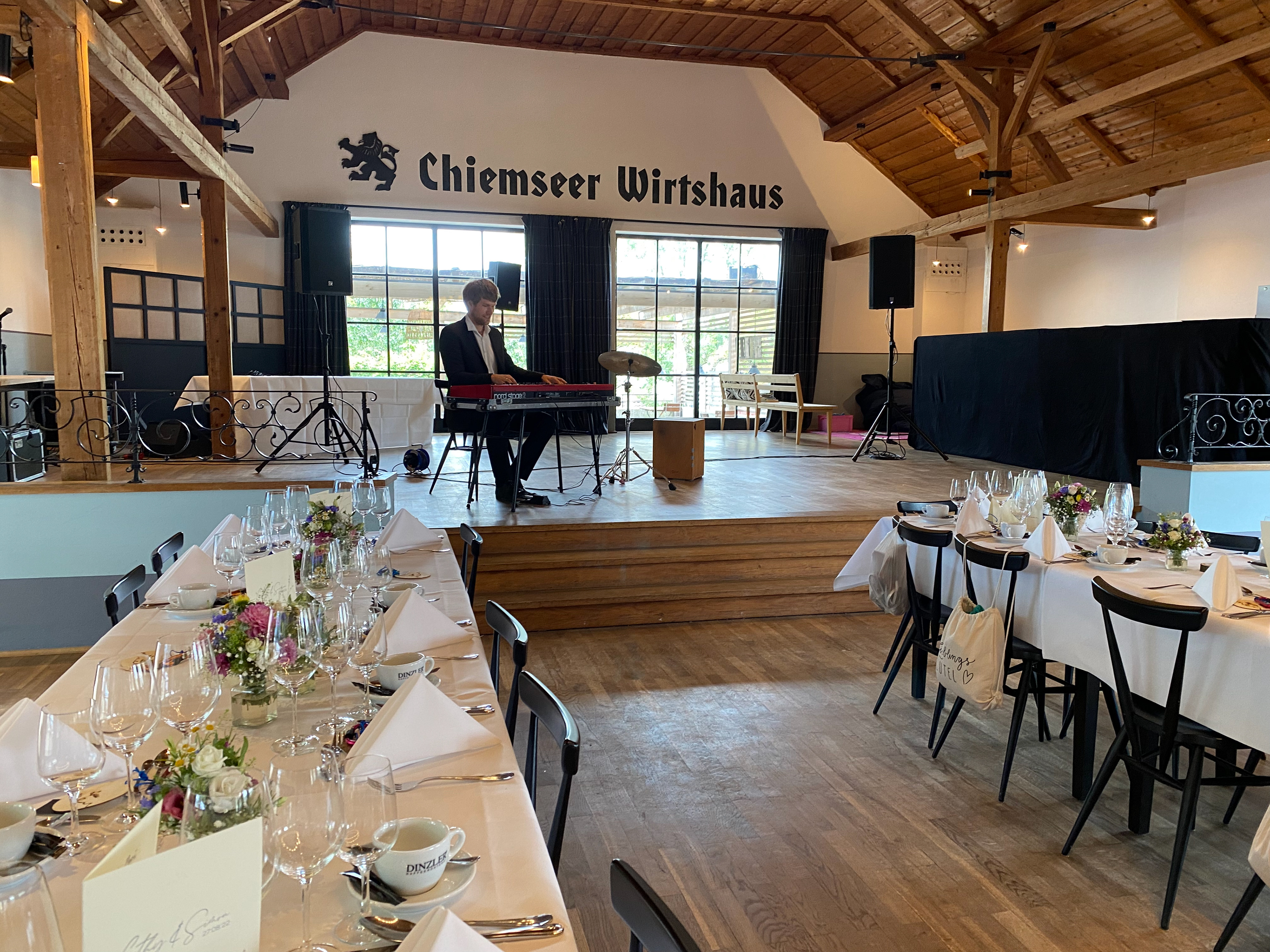 Hintergrundmusik zu Kaffee und Kuchen auf einer Hochzeit am 27.08.2022 im Chiemseer Wirtshaus