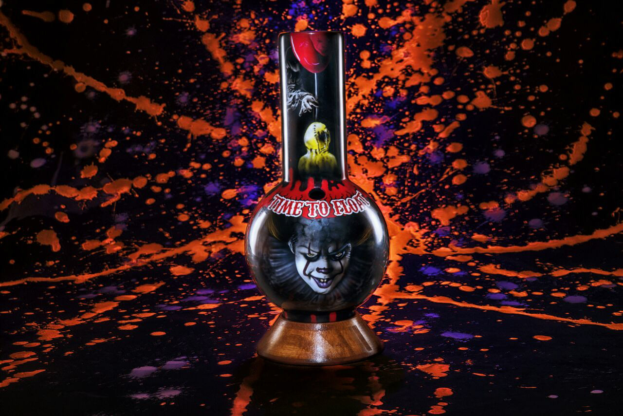 Custom detail Airbrushed Bong from bongalong IT pennywise front view