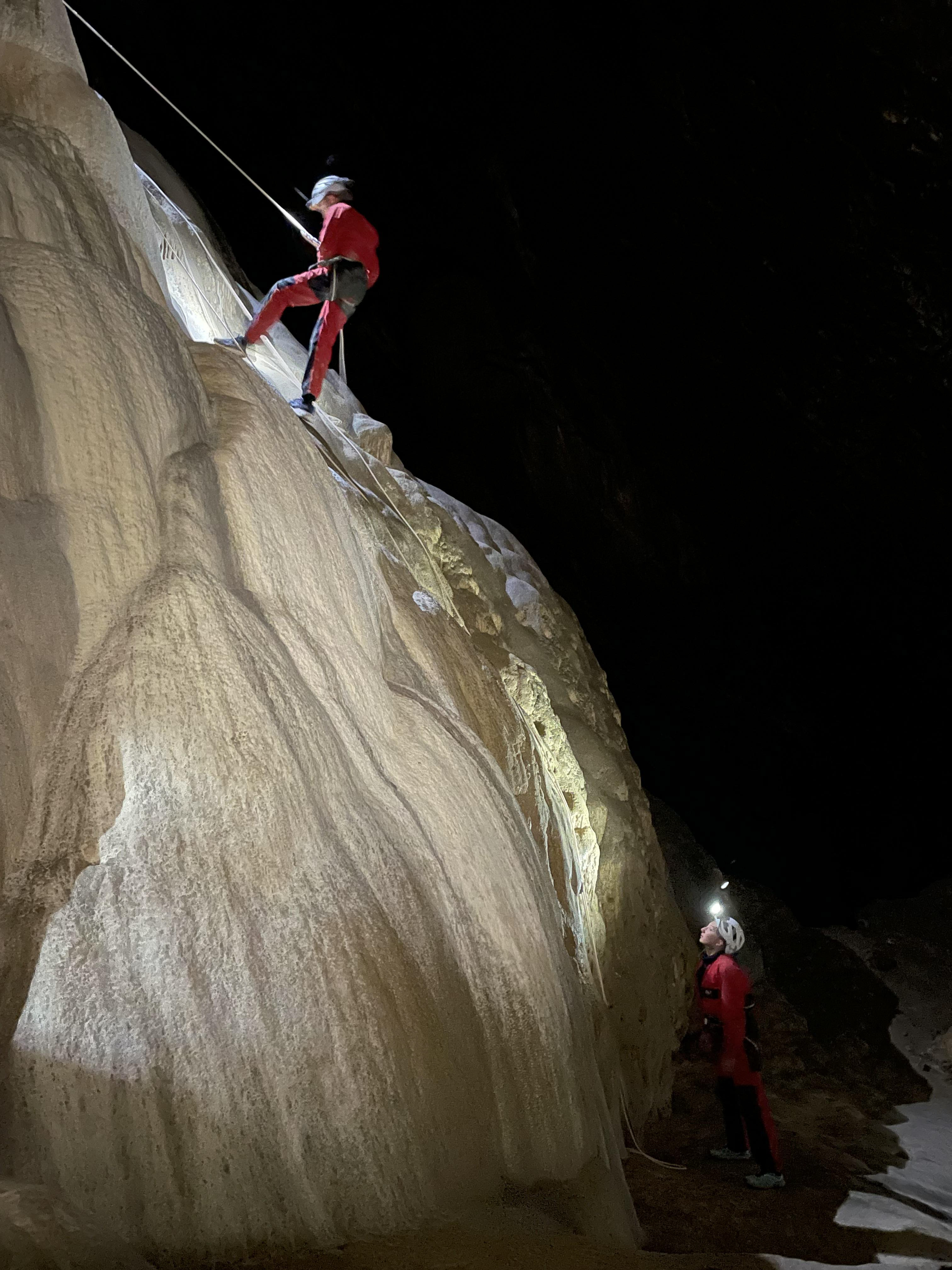 Une descente en rappel dans la grotte de Favot