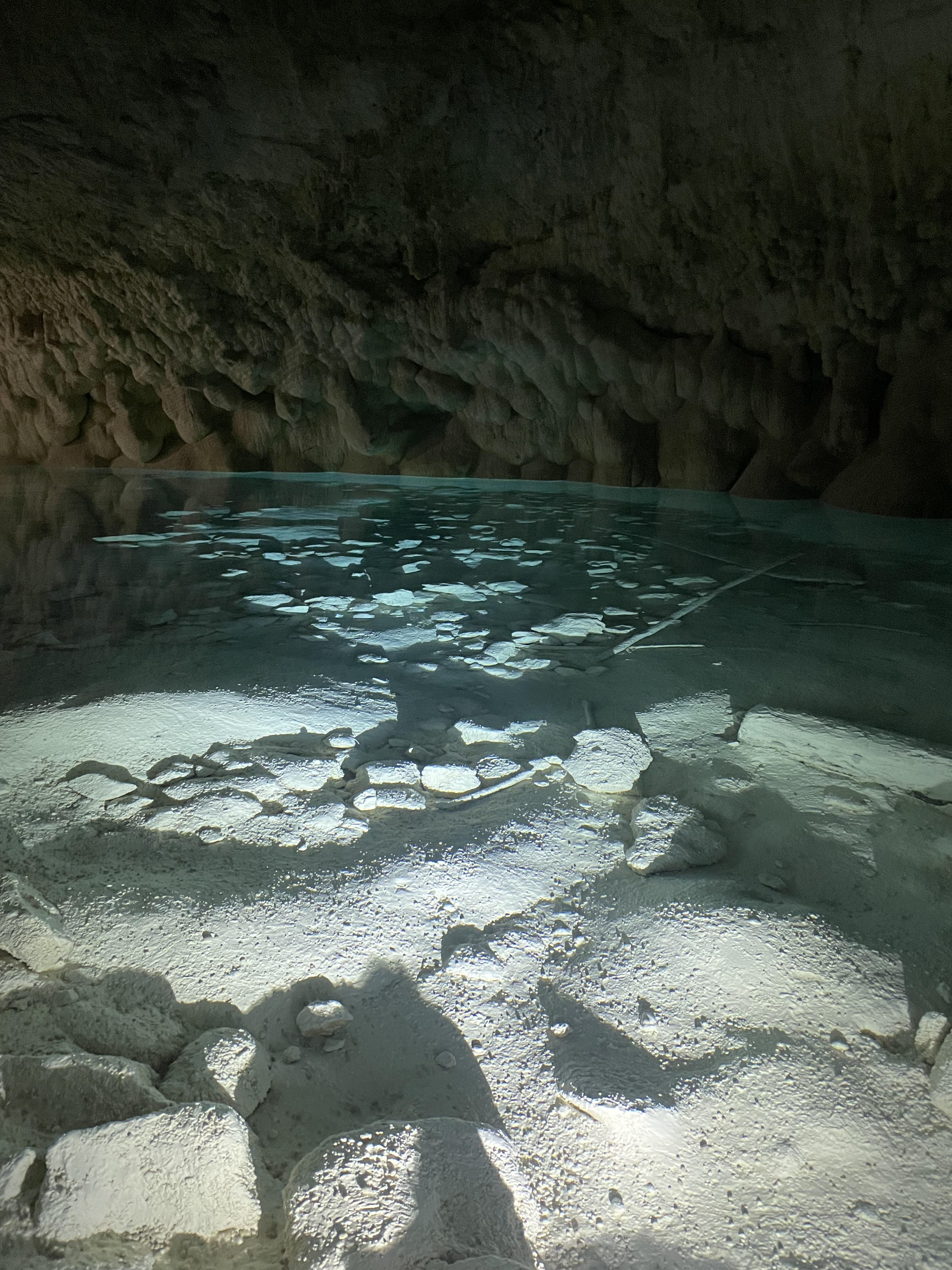 Le Lac de la Grotte de la Chaminée