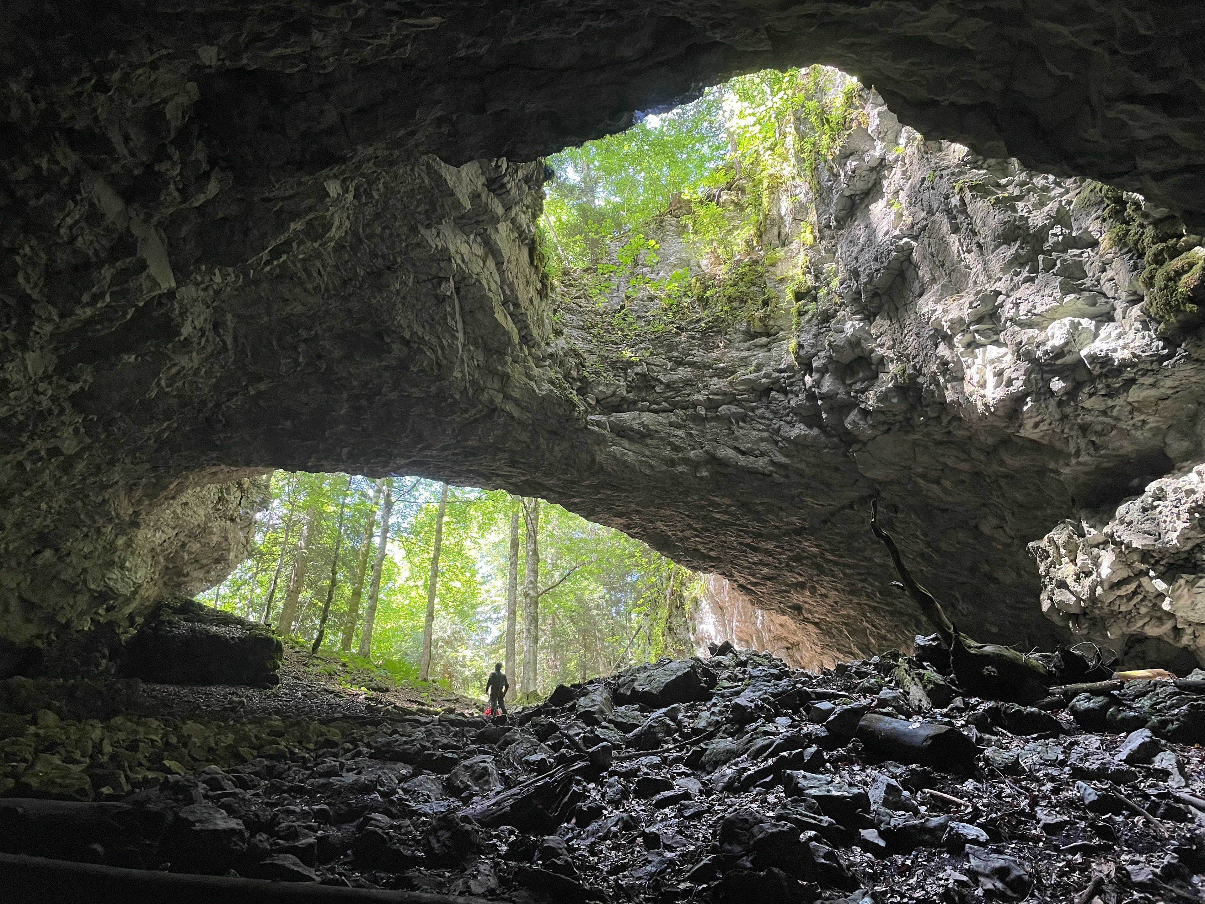 En sortant de la Grotte de la cheminée