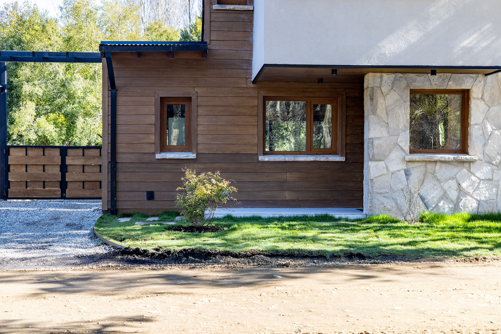 Fotografía de interior de una casa con jardín y cochera con tres habitaciones que se alquila temporalmente en el barrio privado de Barrancas de Melipal en San Carlos de Bariloche.
