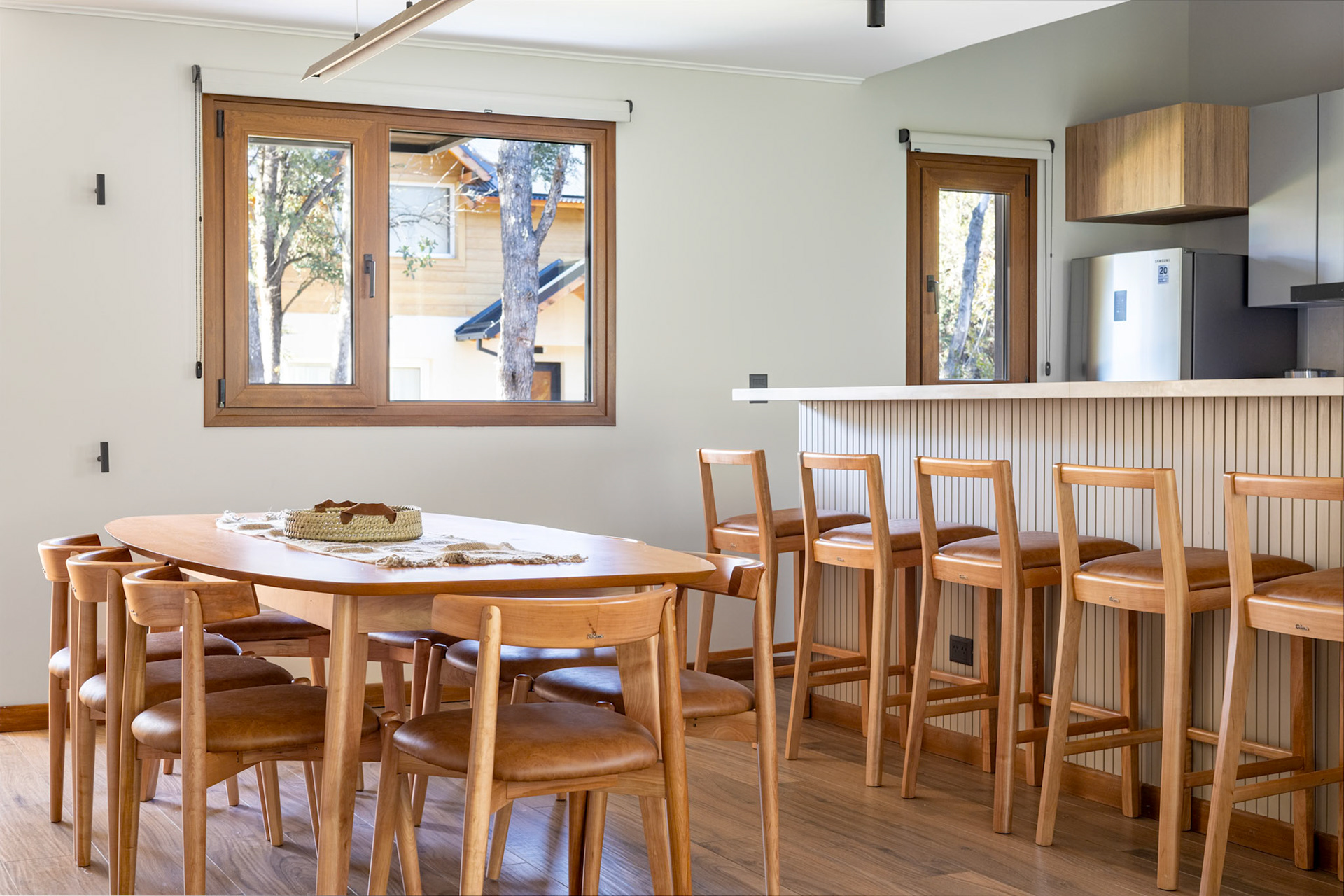 Fotografía de interior de una casa con jardín y cochera con tres habitaciones que se alquila temporalmente en el barrio privado de Barrancas de Melipal en San Carlos de Bariloche.
