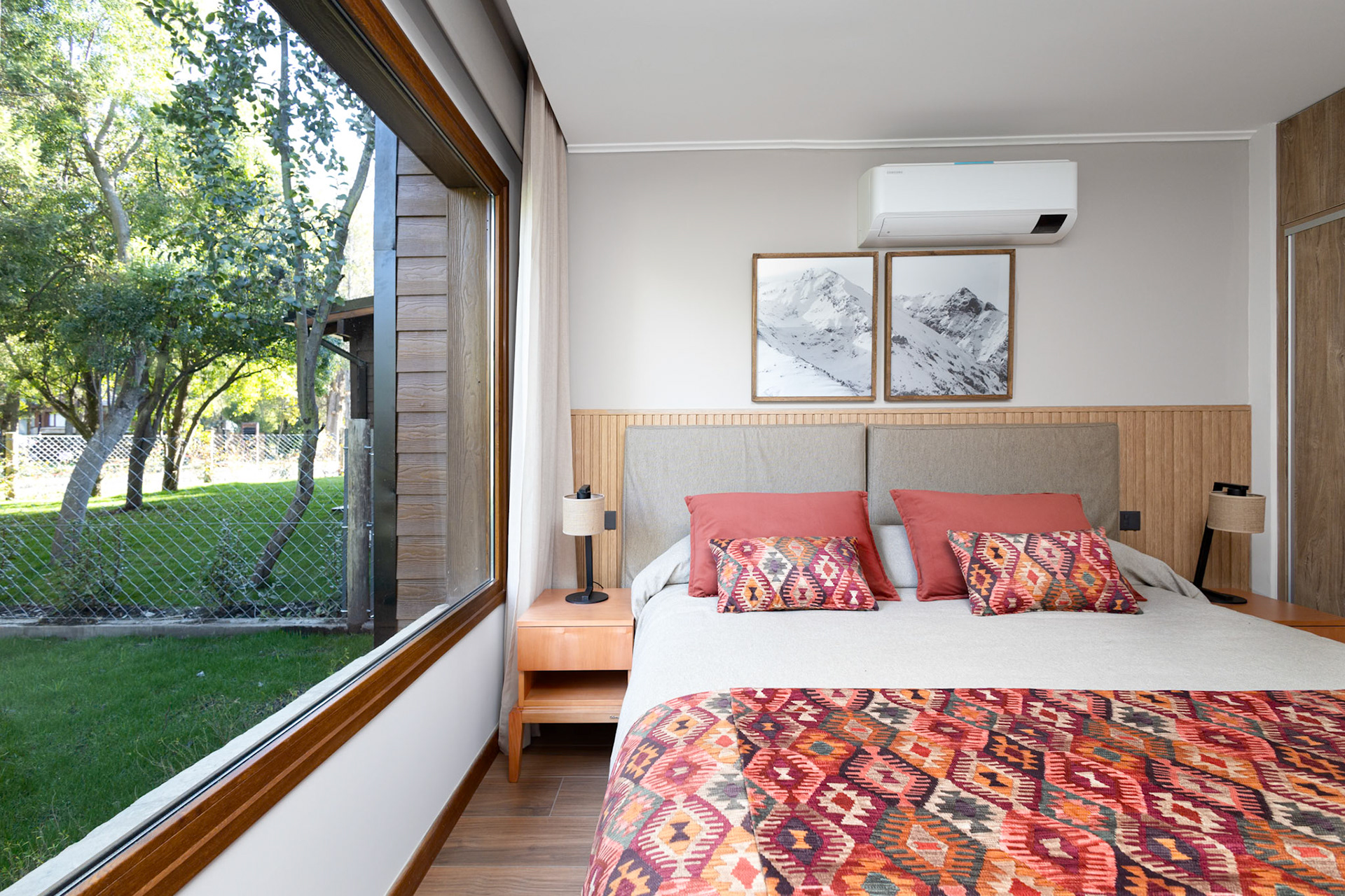 Fotografía de interior de una casa con jardín y cochera con tres habitaciones que se alquila temporalmente en el barrio privado de Barrancas de Melipal en San Carlos de Bariloche.