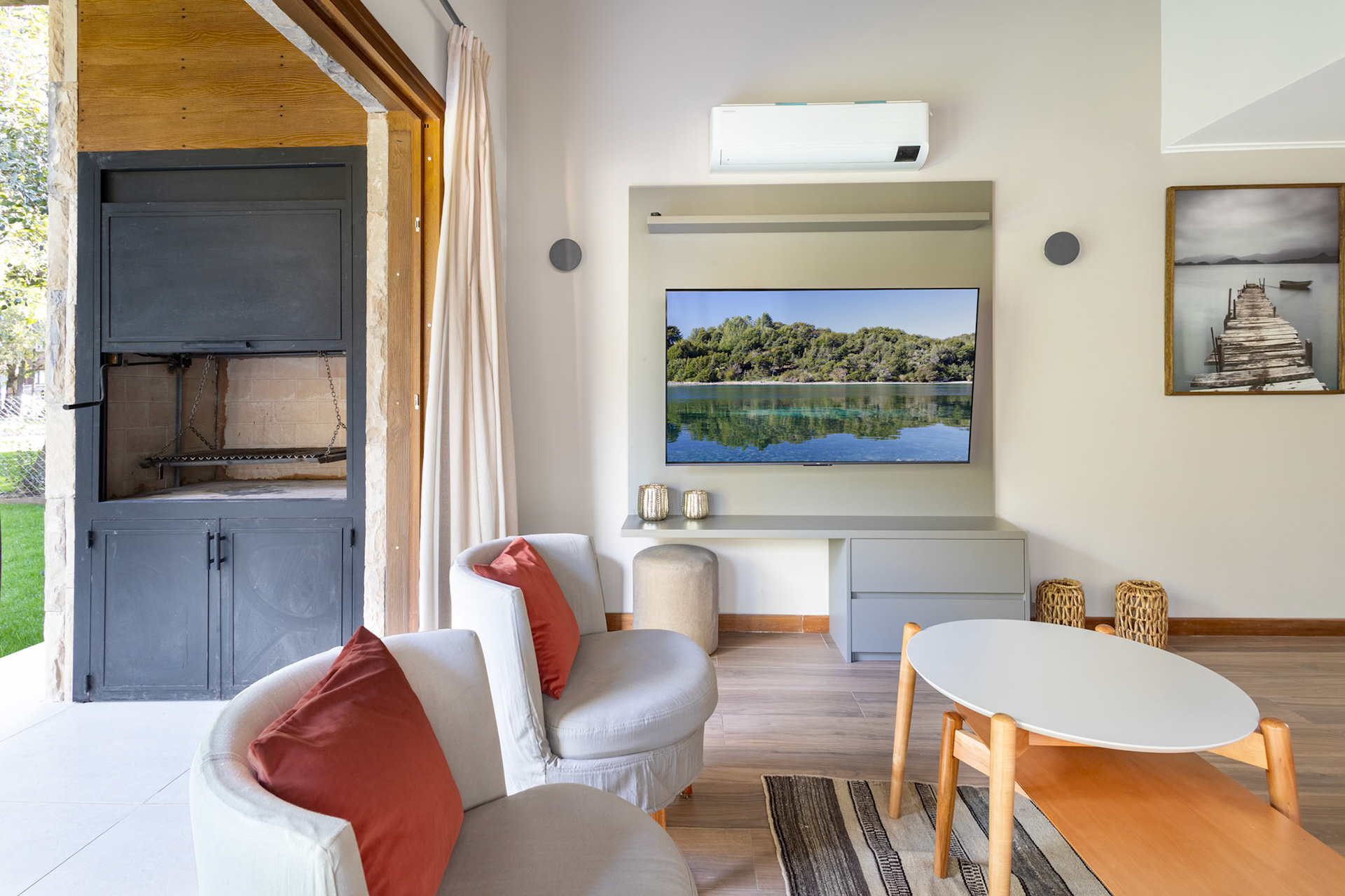 Fotografía de interior de una casa con jardín y cochera con tres habitaciones que se alquila temporalmente en el barrio privado de Barrancas de Melipal en San Carlos de Bariloche.