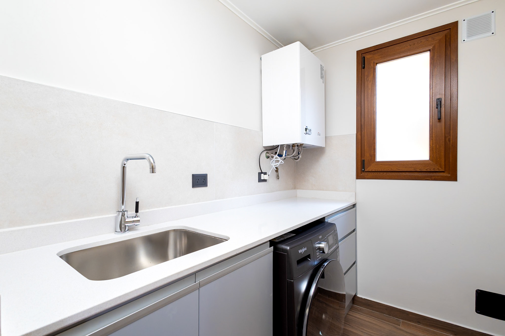 Fotografía de interior de una casa con jardín y cochera con tres habitaciones que se alquila temporalmente en el barrio privado de Barrancas de Melipal en San Carlos de Bariloche.