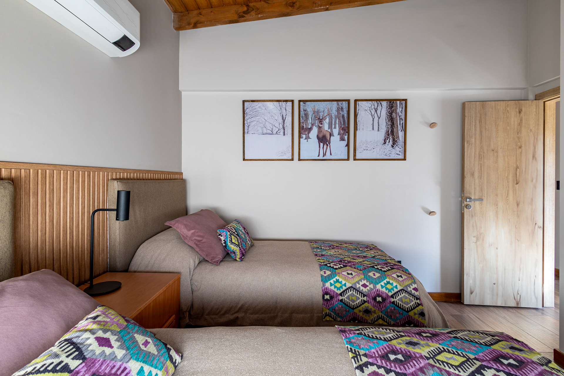 Fotografía de interior de una casa con jardín y cochera con tres habitaciones que se alquila temporalmente en el barrio privado de Barrancas de Melipal en San Carlos de Bariloche.
