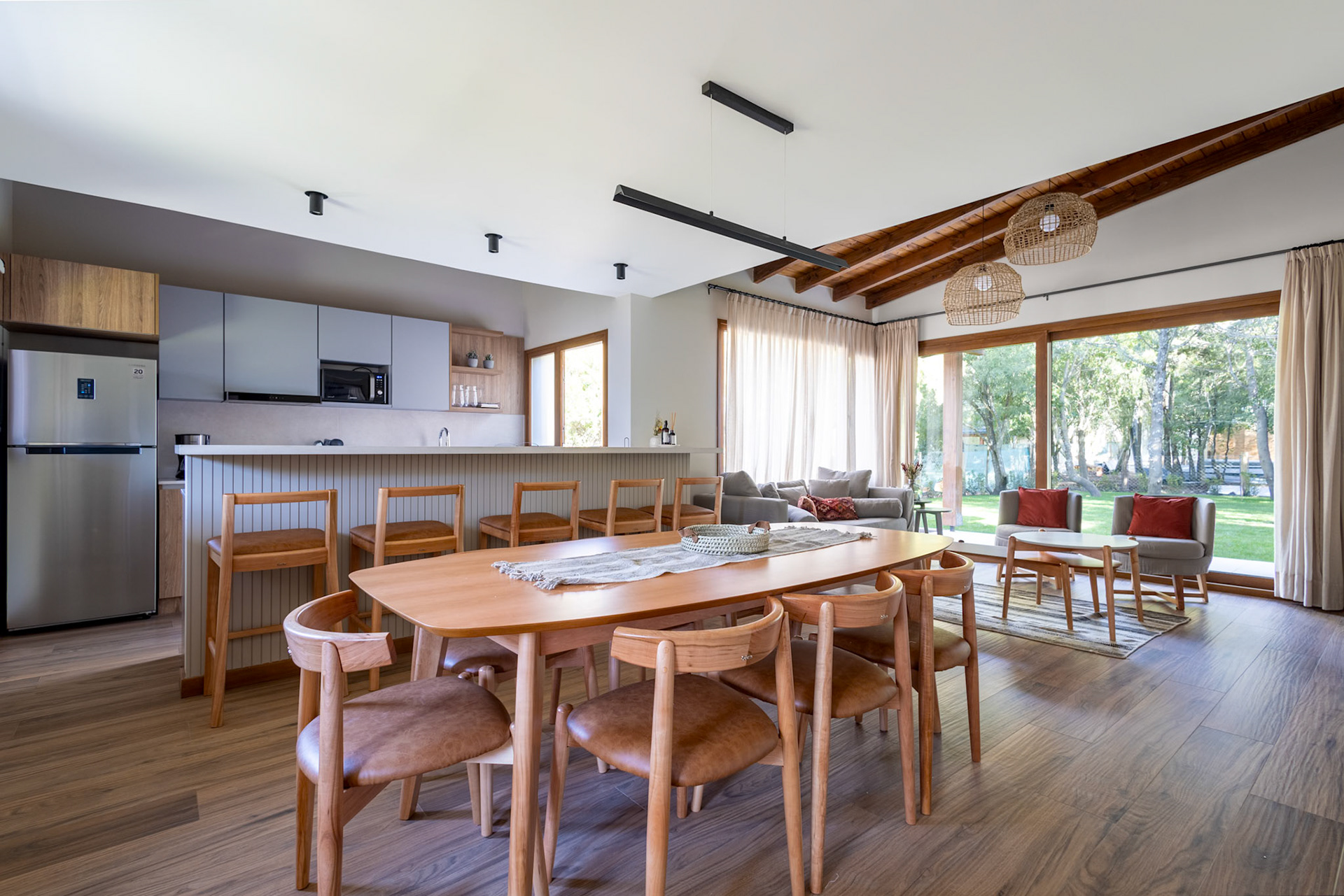 Fotografía de interior de una casa con jardín y cochera con tres habitaciones que se alquila temporalmente en el barrio privado de Barrancas de Melipal en San Carlos de Bariloche.