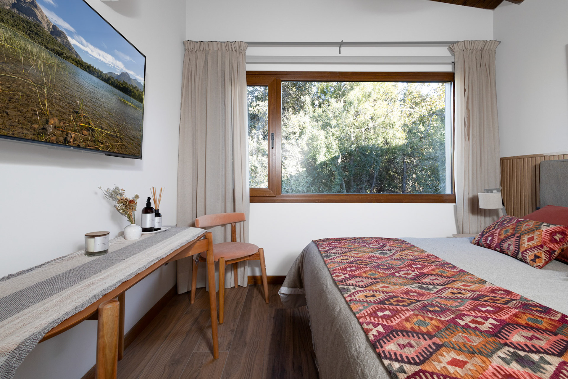 Fotografía de interior de una casa con jardín y cochera con tres habitaciones que se alquila temporalmente en el barrio privado de Barrancas de Melipal en San Carlos de Bariloche.
