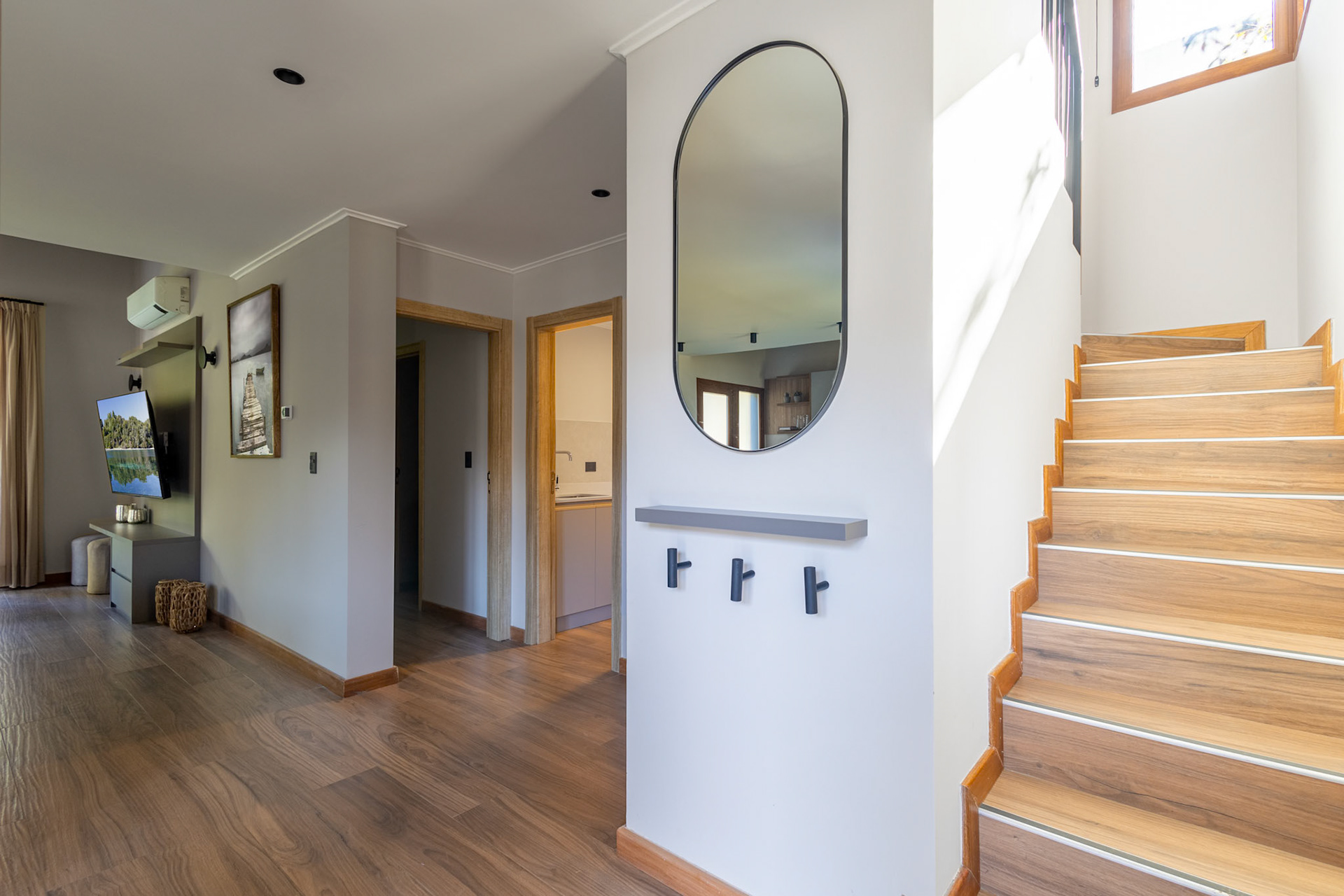Fotografía de interior de una casa con jardín y cochera con tres habitaciones que se alquila temporalmente en el barrio privado de Barrancas de Melipal en San Carlos de Bariloche.